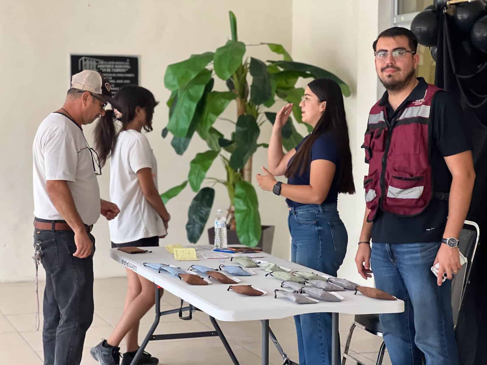 Familias de Nava reciben lentes a bajo costo durante Feria de Trámites y Servicios Familias de Nava reciben lentes a bajo costo durante Feria de Trámites y Servicios