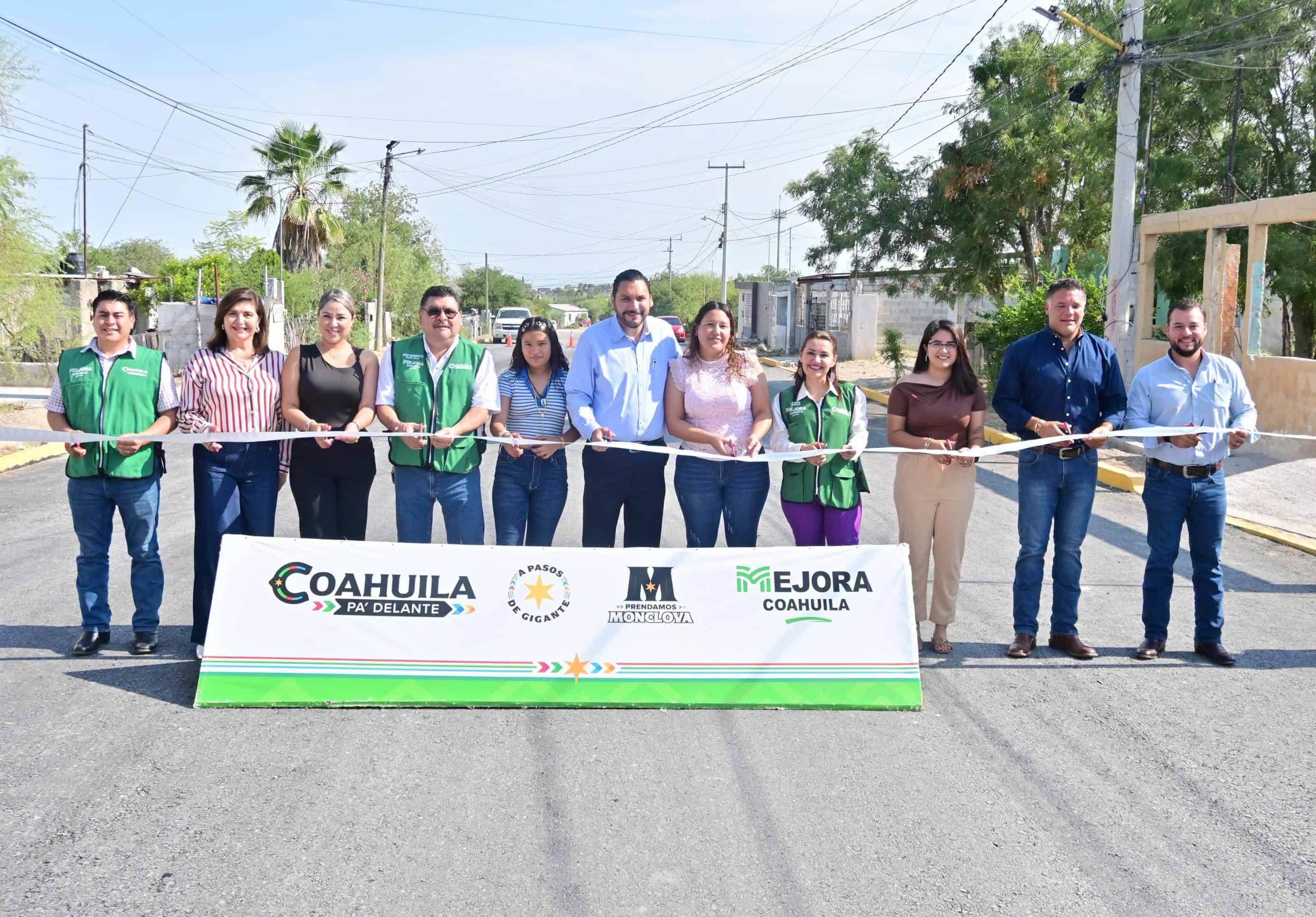Carlos Villarreal Pérez entrega pavimentación de calle 46 en Monclova