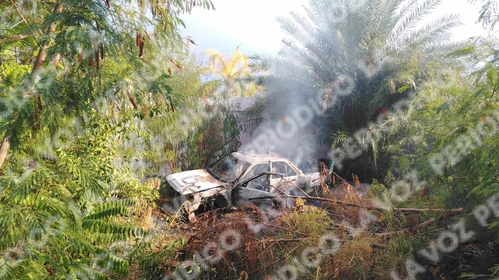 El Nissan Tsuru fue localizado completamente desmantelado antes de quedar envuelto en el incendio.