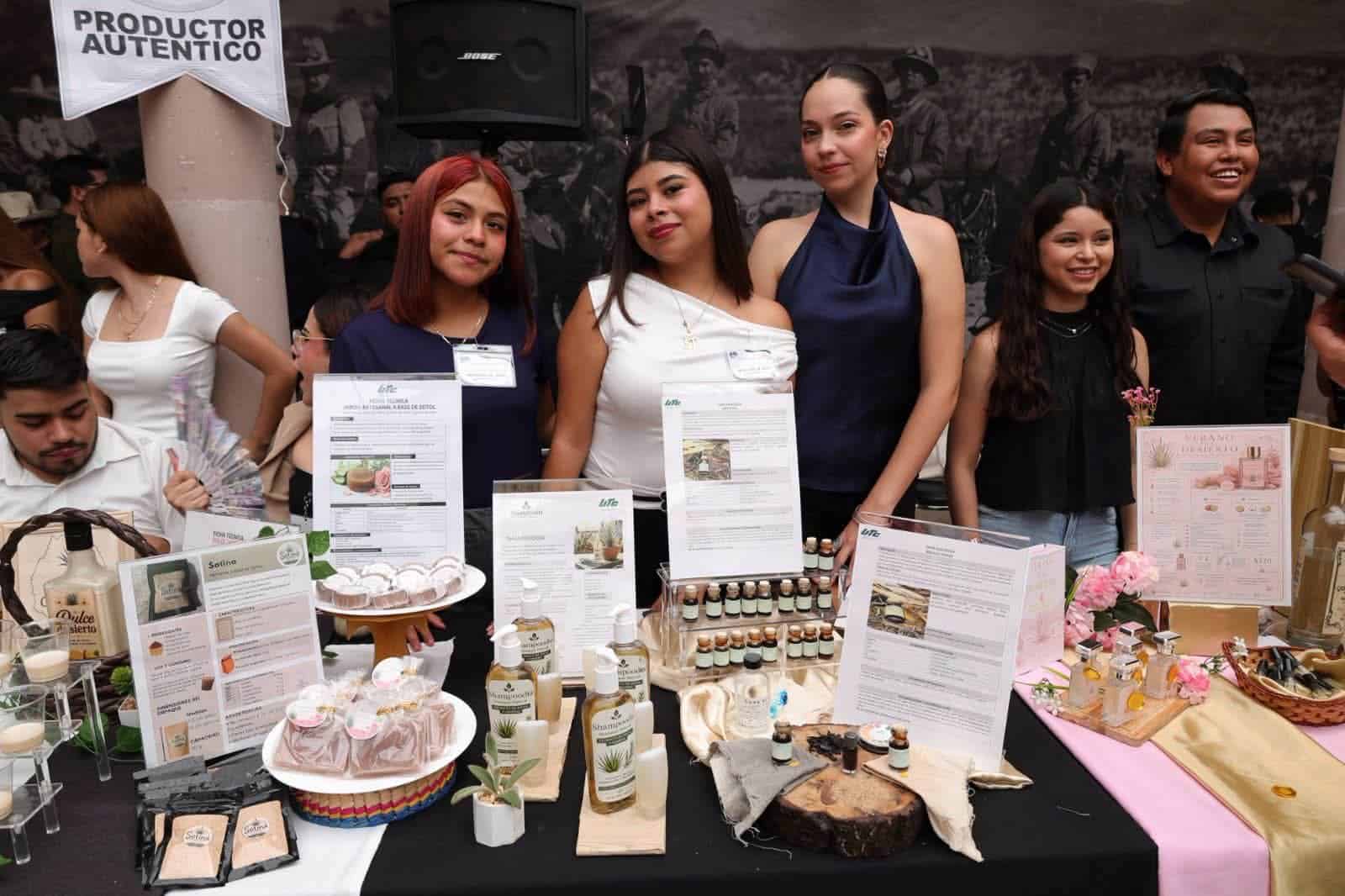 Estudiantes de UTC presentan productos innovadores de sotol en Saltillo