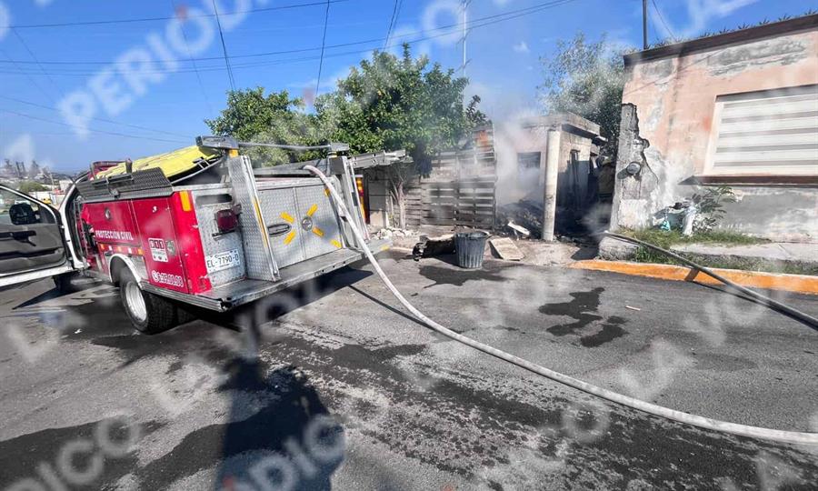 Bomberos controlaron el incendio que se concentró en un acumulamiento de basura ubicado en el patio.
