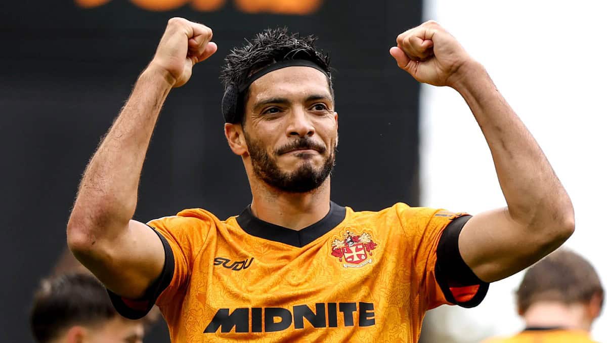Ra&uacute;l Jim&eacute;nez vuelve a marcar y los Wolves se mantienen en la cima