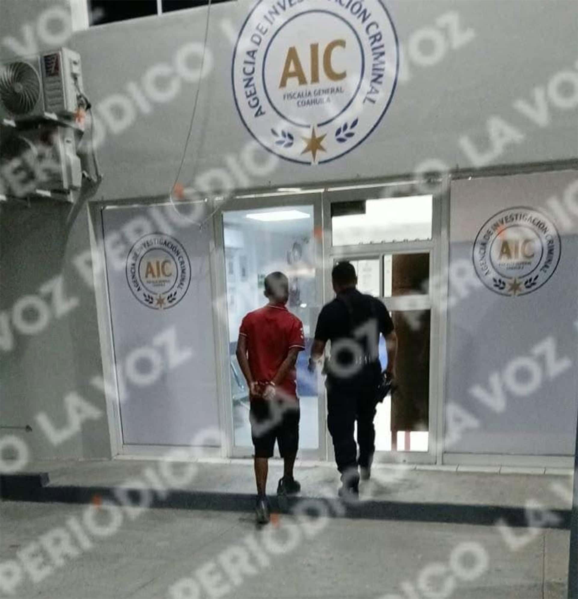 Detienen a joven con navaja tras intentar escapar de la policía Detienen a joven con navaja tras intentar escapar de la policía