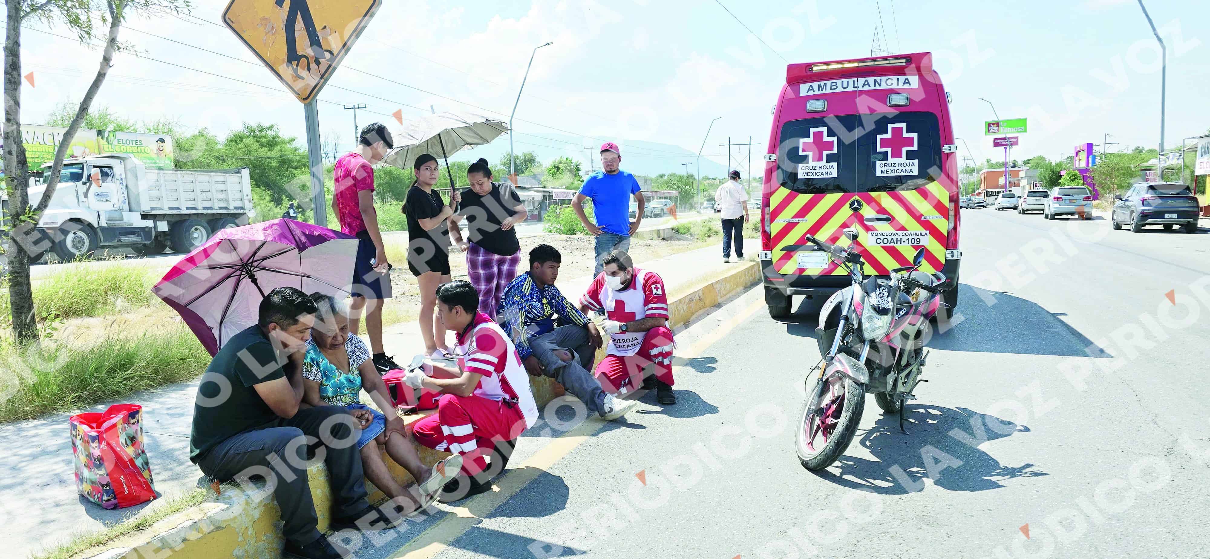 Motociclista derrapa en Monclova tras evitar atropellar a mujer de 74 a&ntilde;os