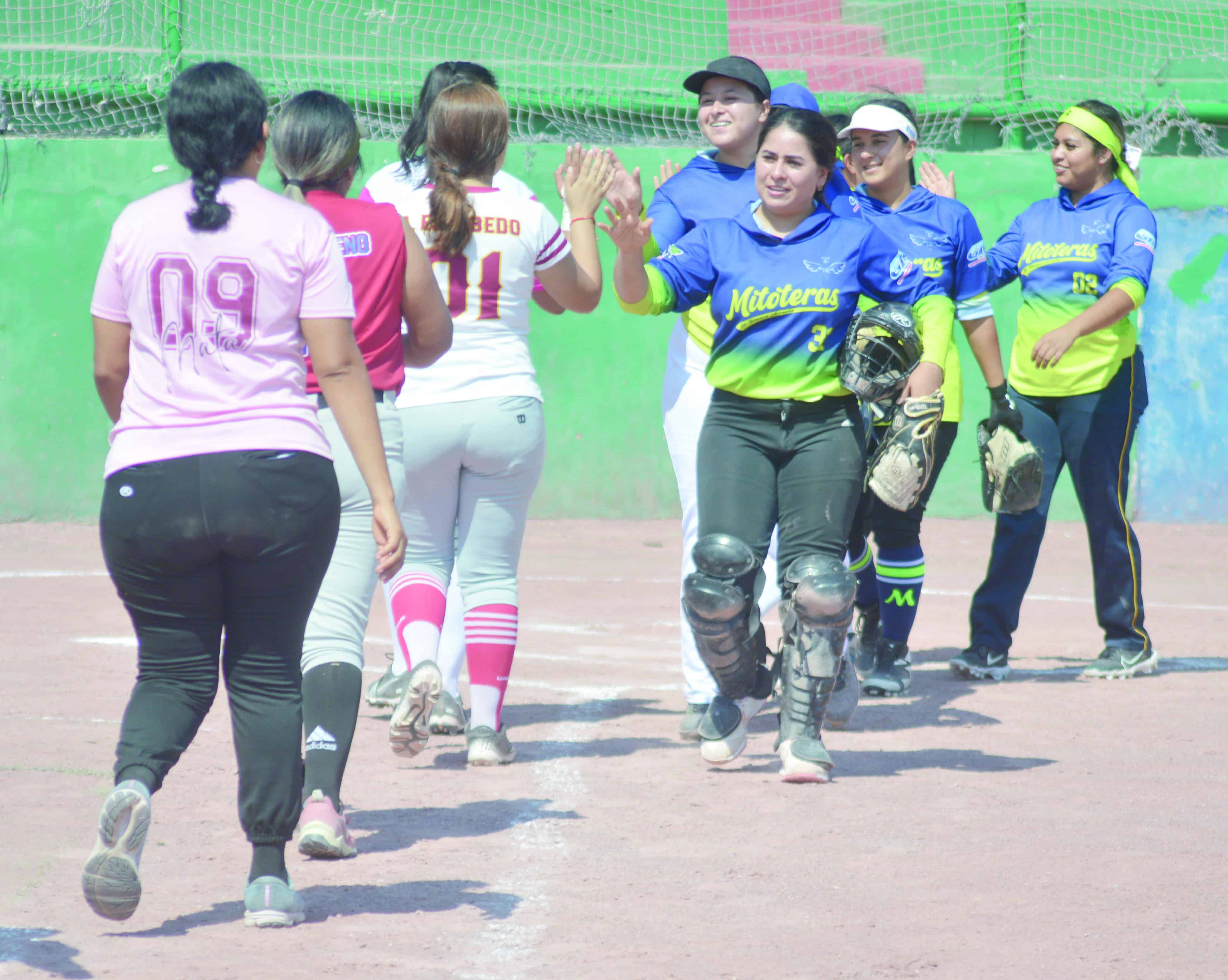 Mitoteras arrasan con Gladiadoras: Frida Barrera brilla en el bateo