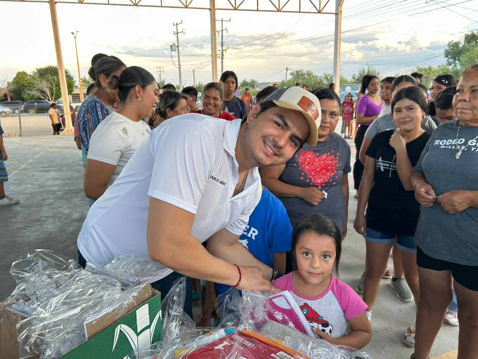 Carlos Jiménez Villarreal entrega apoyo escolar y despensas en Sabinas