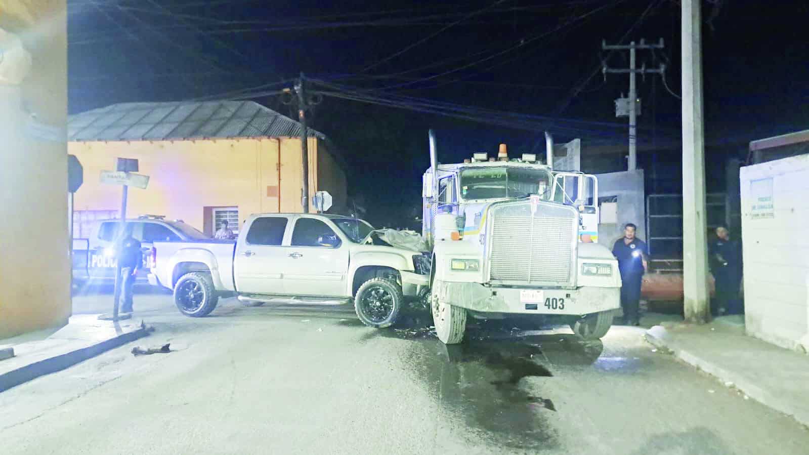 Choque en Múzquiz: GMC Sierra colisiona con tractocamión Kenworth