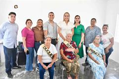 Llevan alegría a adultos mayores