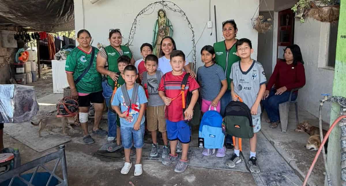 Entregan mochilas a estudiantes de Nava para apoyar a las familias