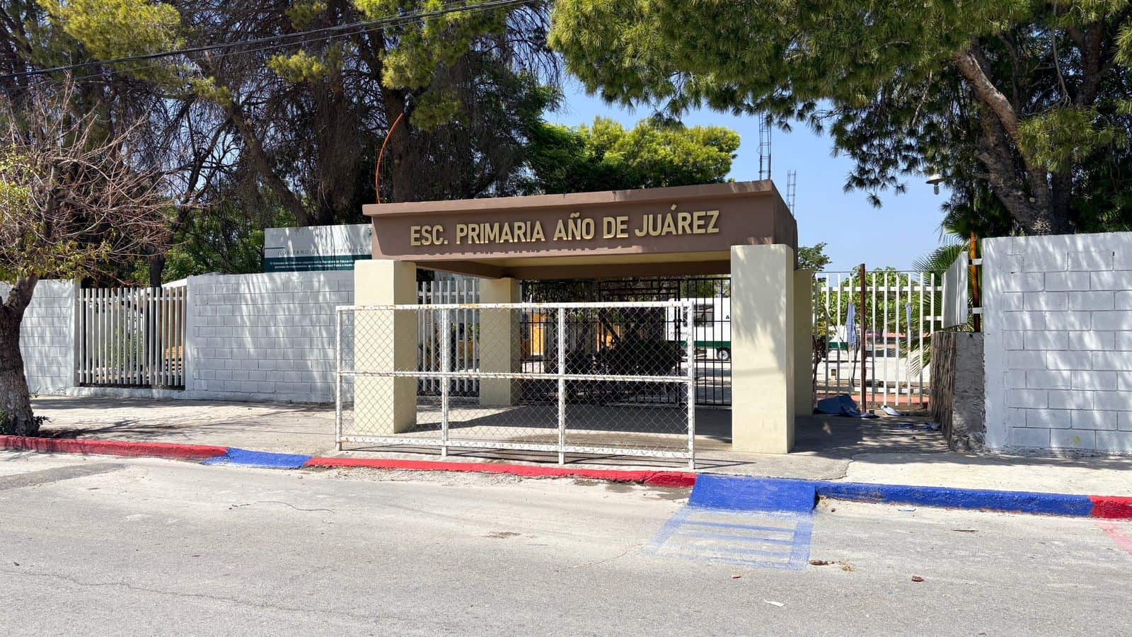 Padres de familia mantienen cerrada la Escuela Año de Juárez por remodelación de baños