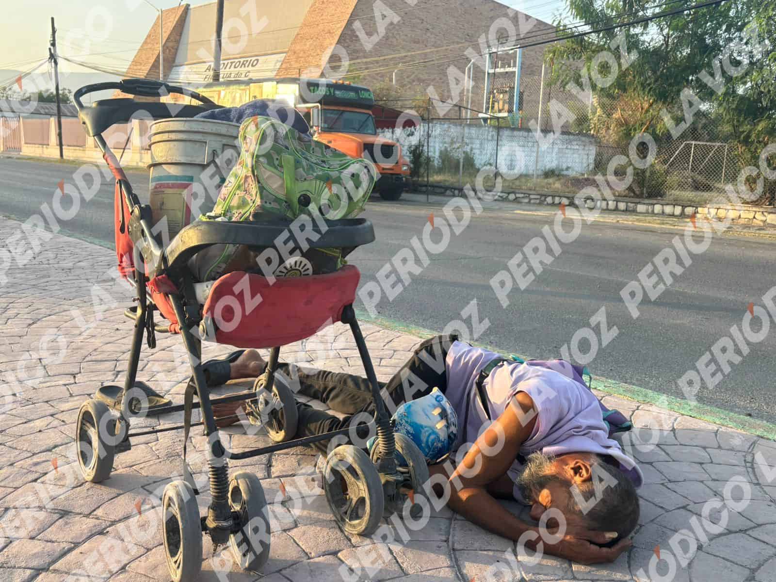 Hombre dormido causa susto a automovilistas en Monclova