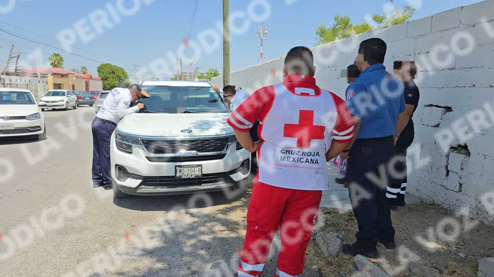 Se le cierra la camioneta con su beb&eacute; adentro
