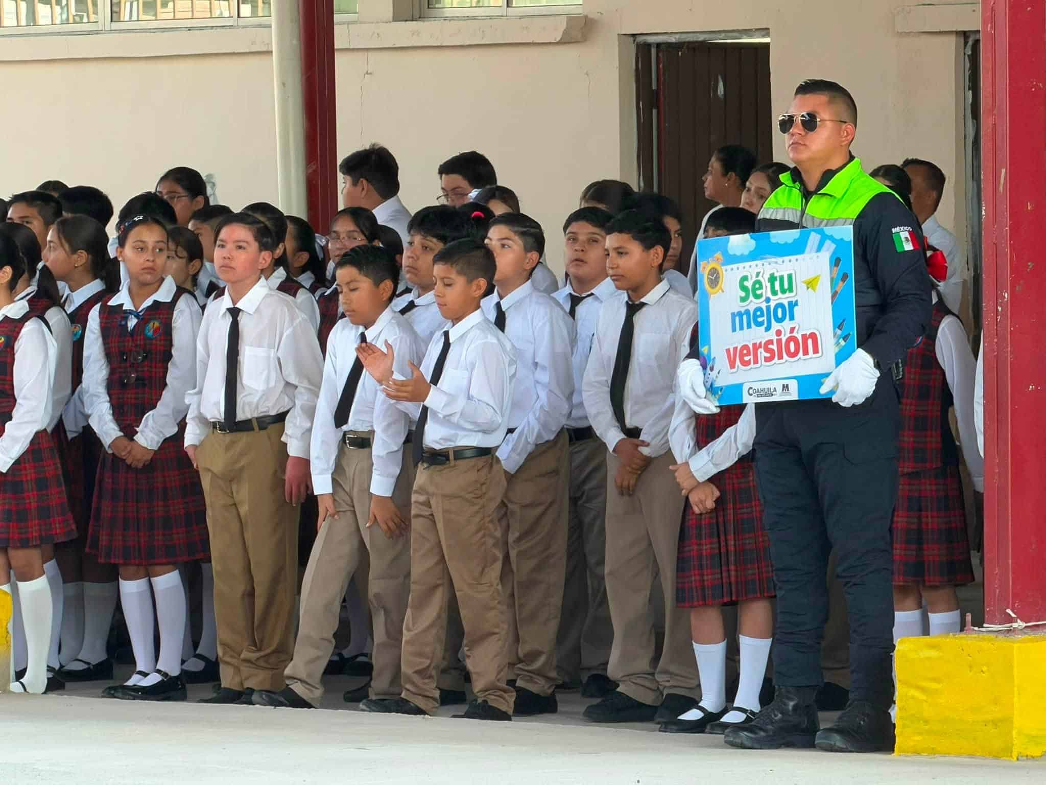 Polic&iacute;a Municipal de Monclova motiva a estudiantes en el regreso a clases