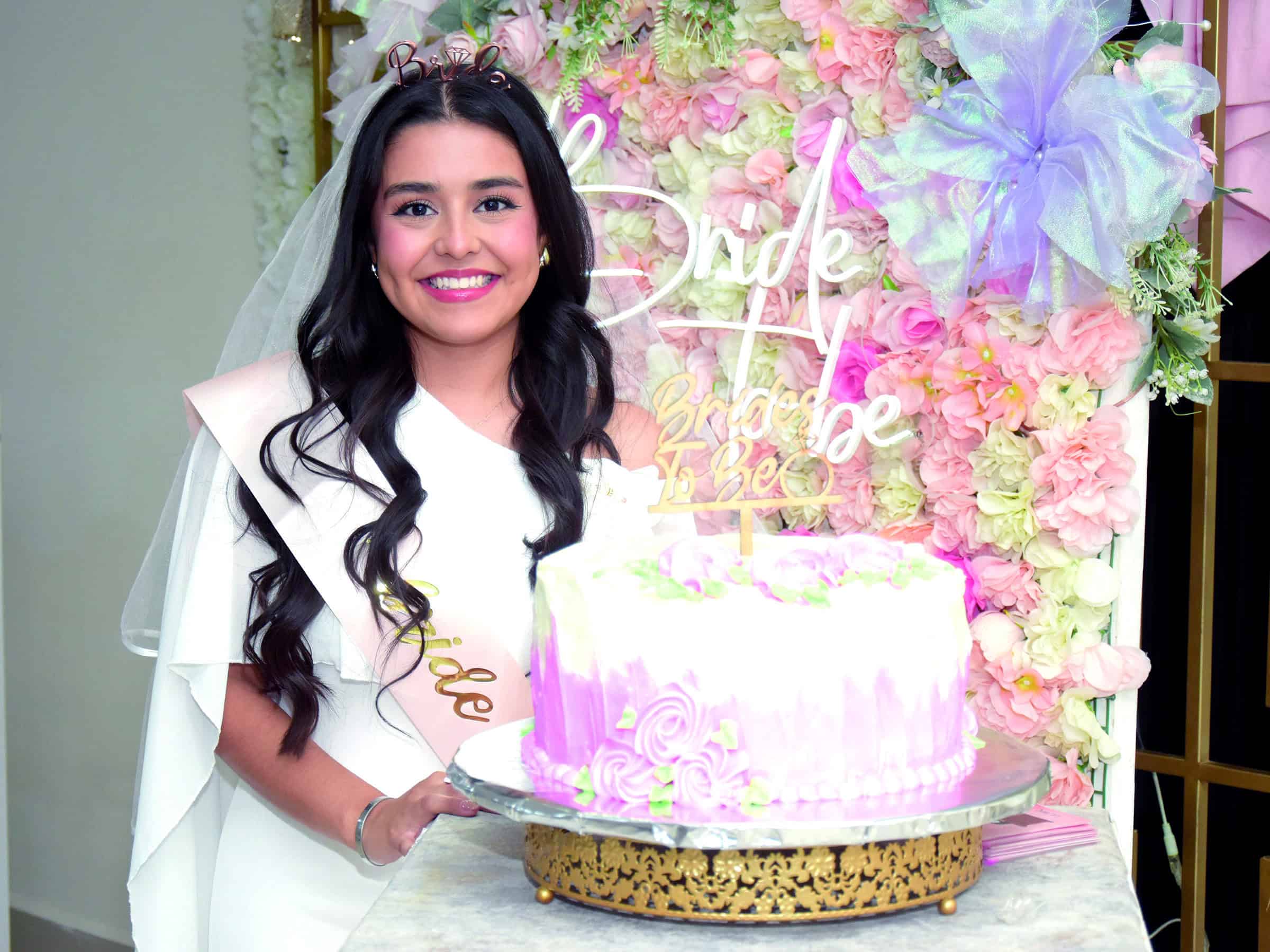 Salma L&oacute;pez celebra su despedida de soltera rodeada de familiares