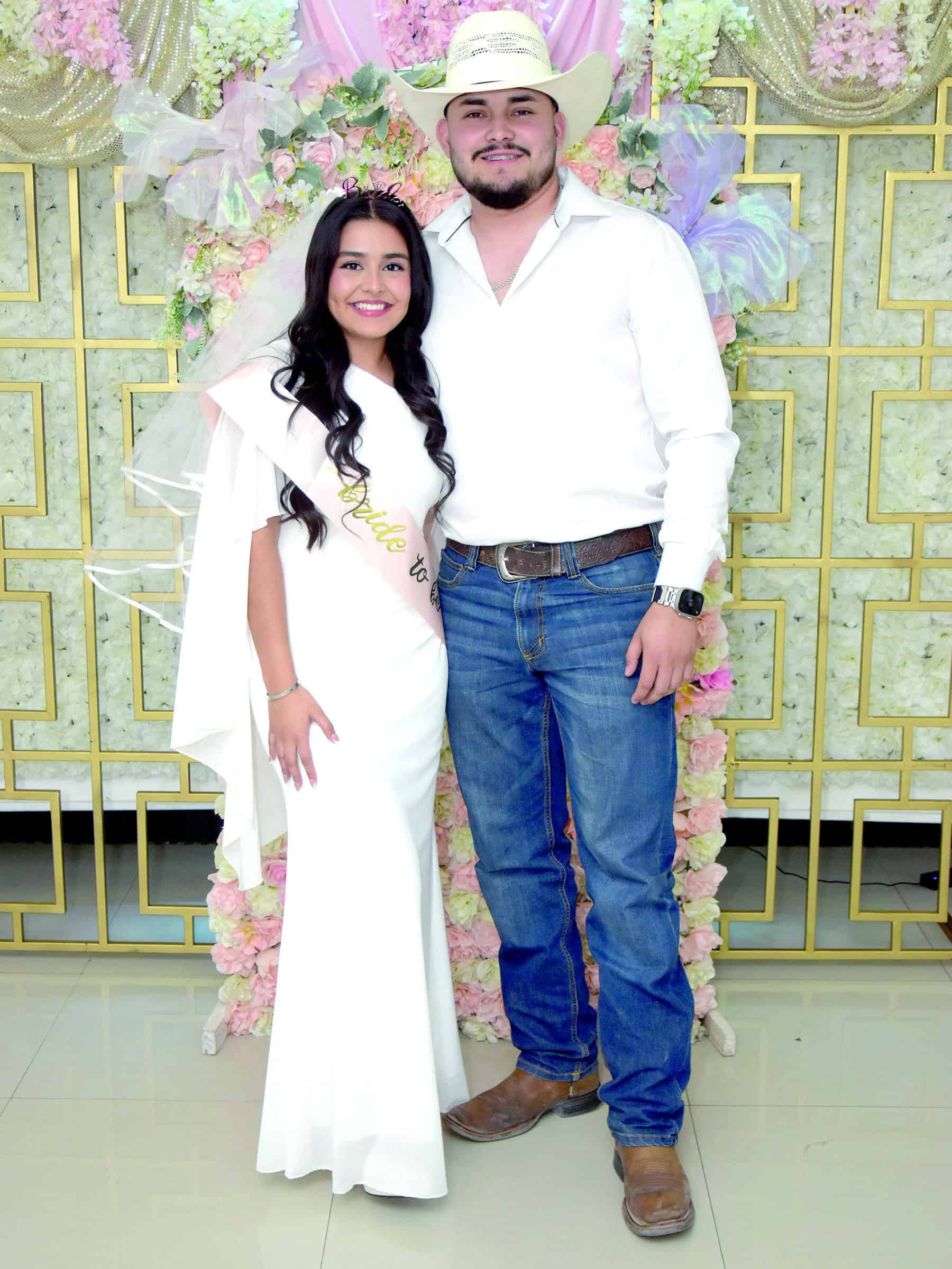 Salma L&oacute;pez celebra su despedida de soltera rodeada de familiares