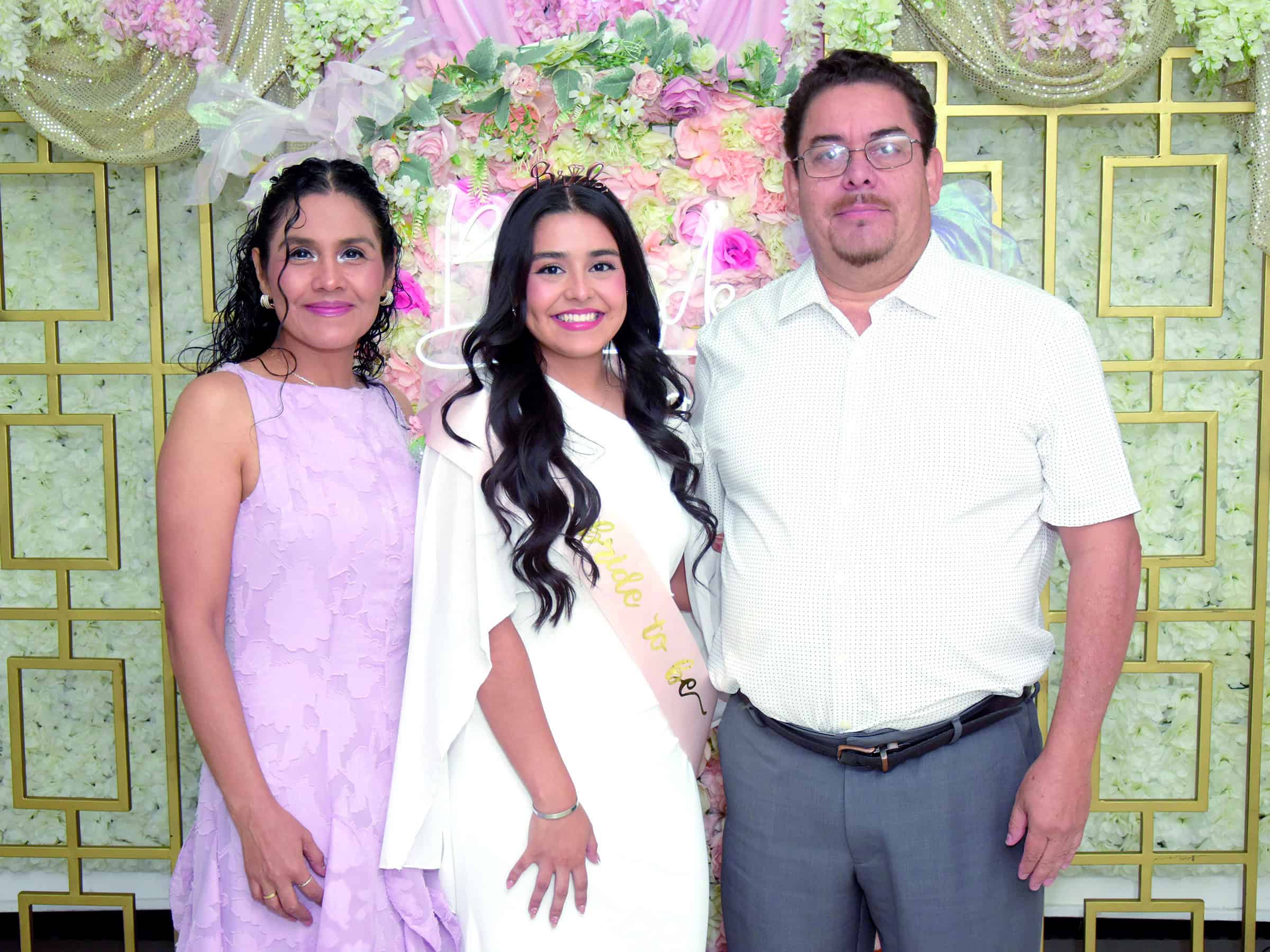 Salma L&oacute;pez celebra su despedida de soltera rodeada de familiares