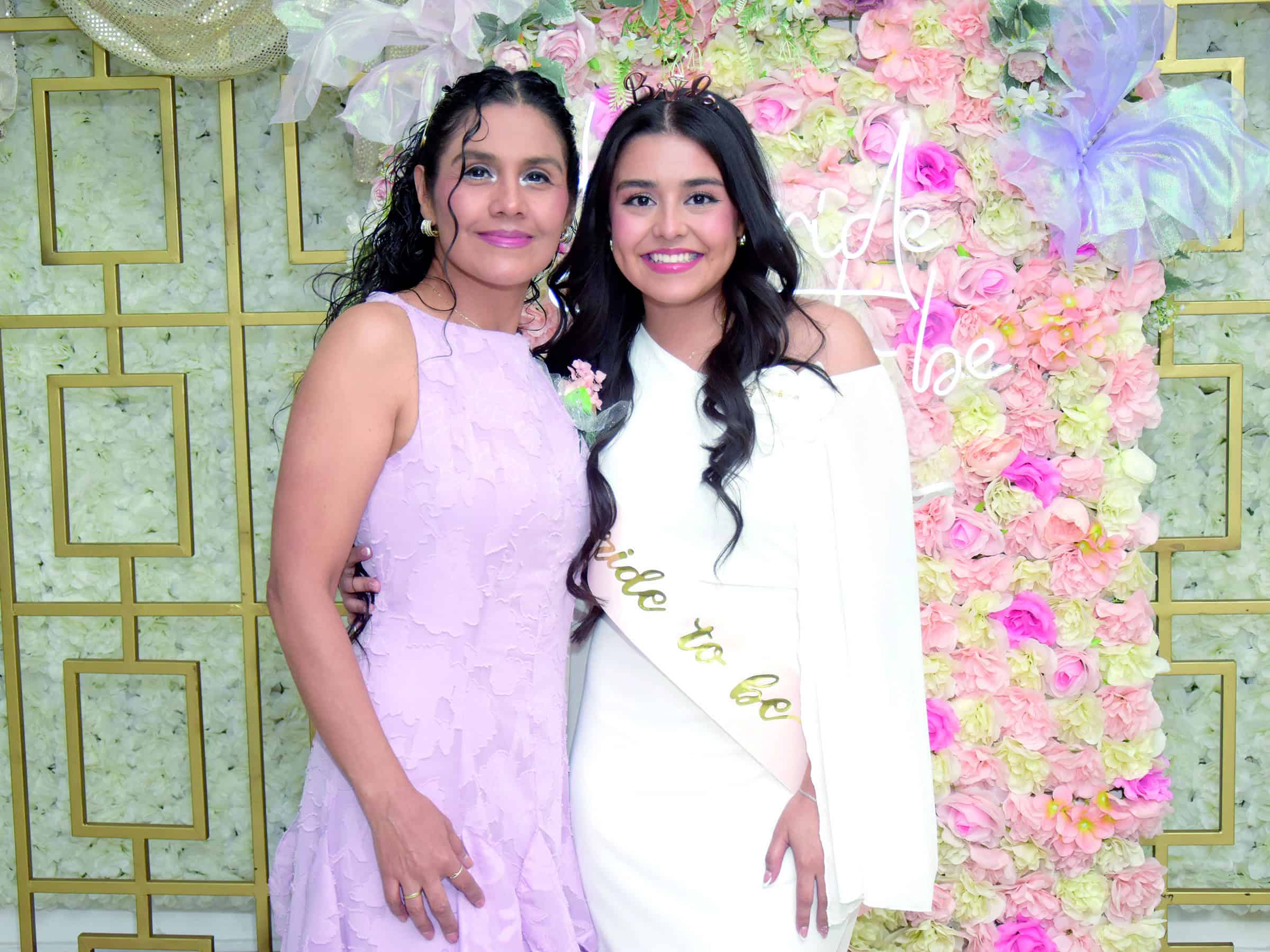 Salma L&oacute;pez celebra su despedida de soltera rodeada de familiares