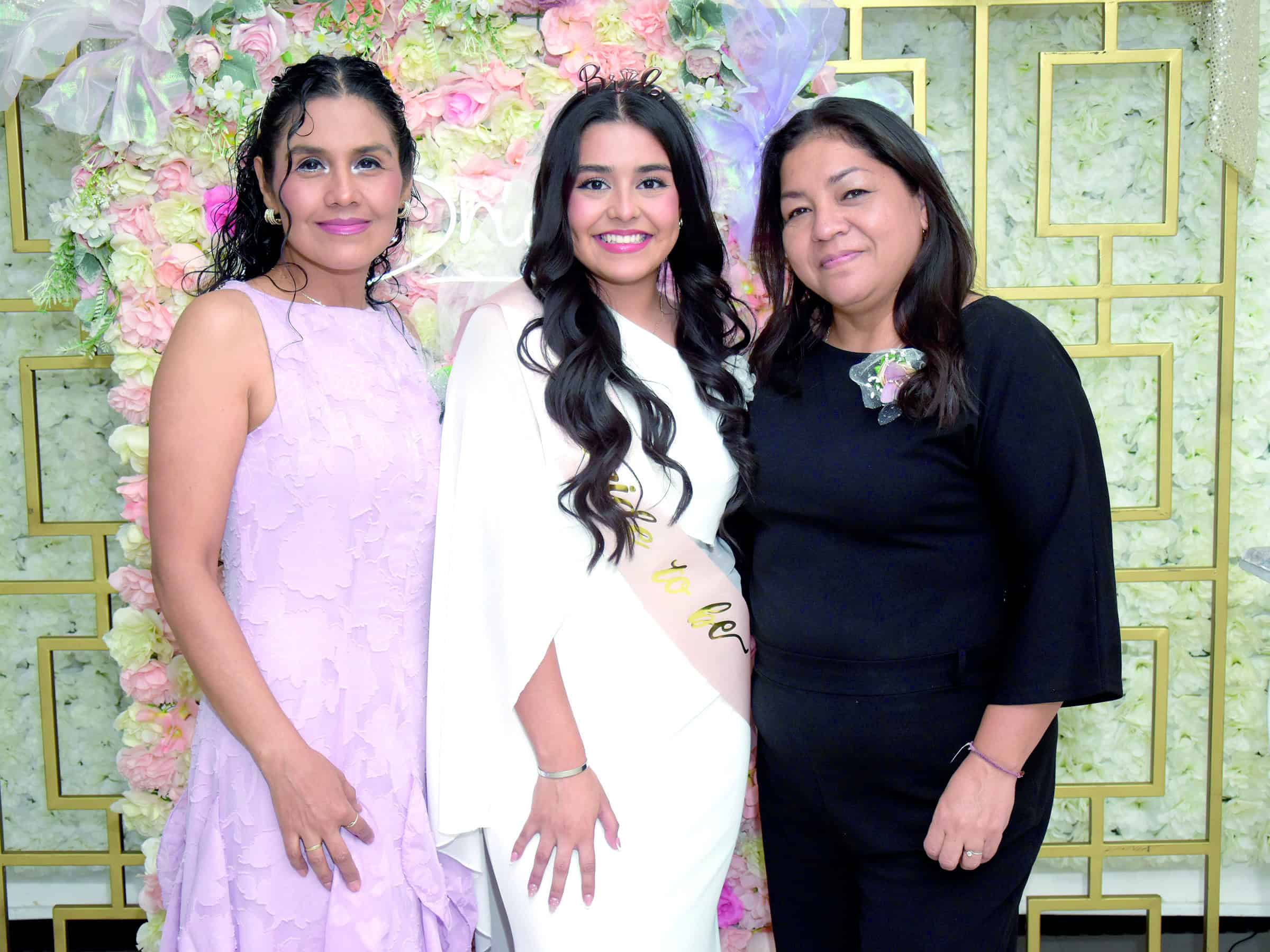 Salma L&oacute;pez celebra su despedida de soltera rodeada de familiares