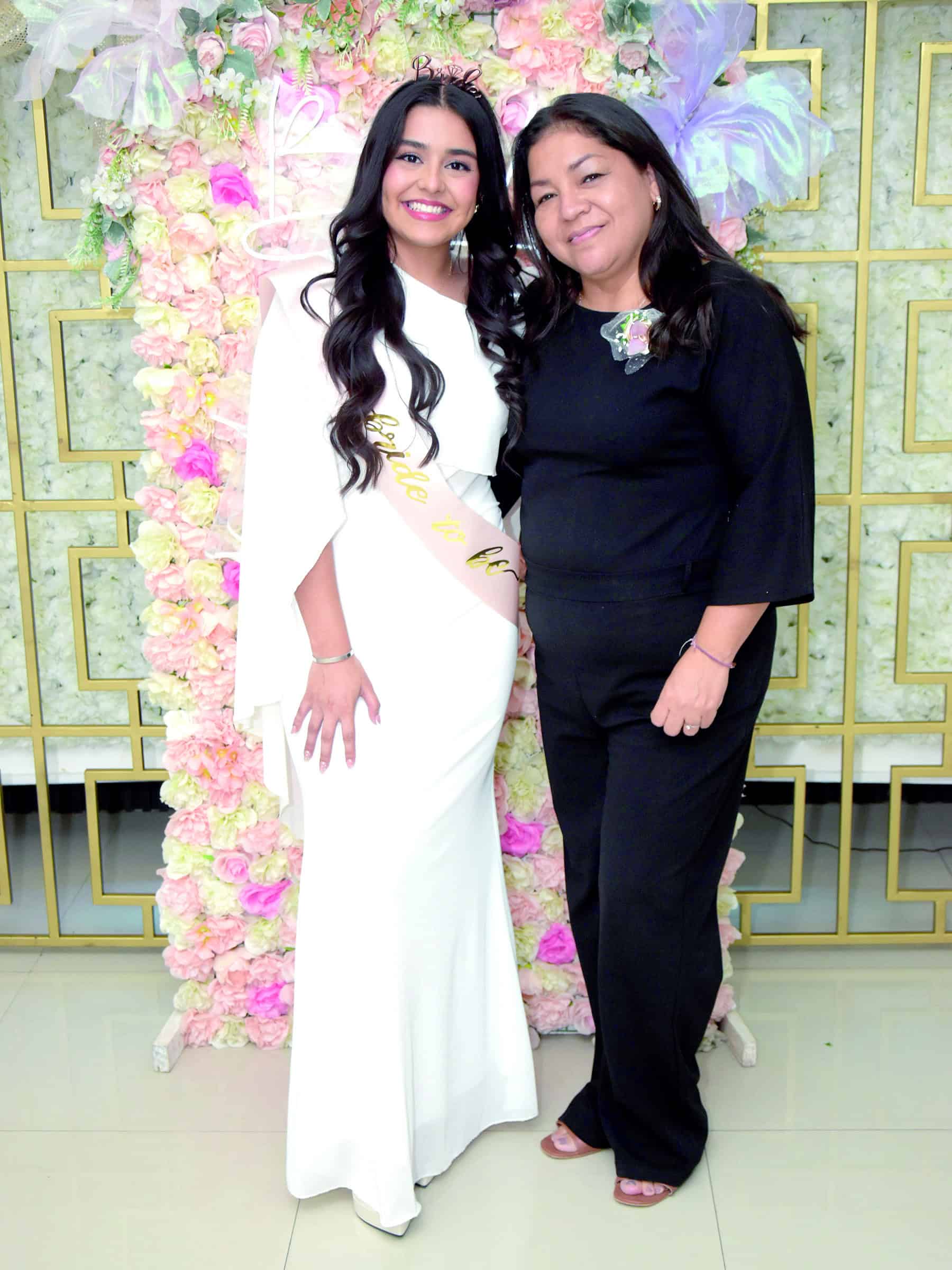 Salma L&oacute;pez celebra su despedida de soltera rodeada de familiares