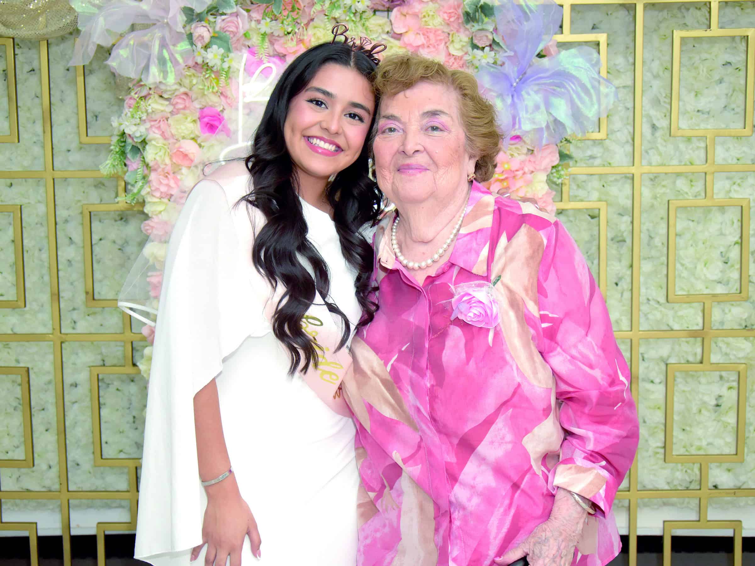 Salma L&oacute;pez celebra su despedida de soltera rodeada de familiares