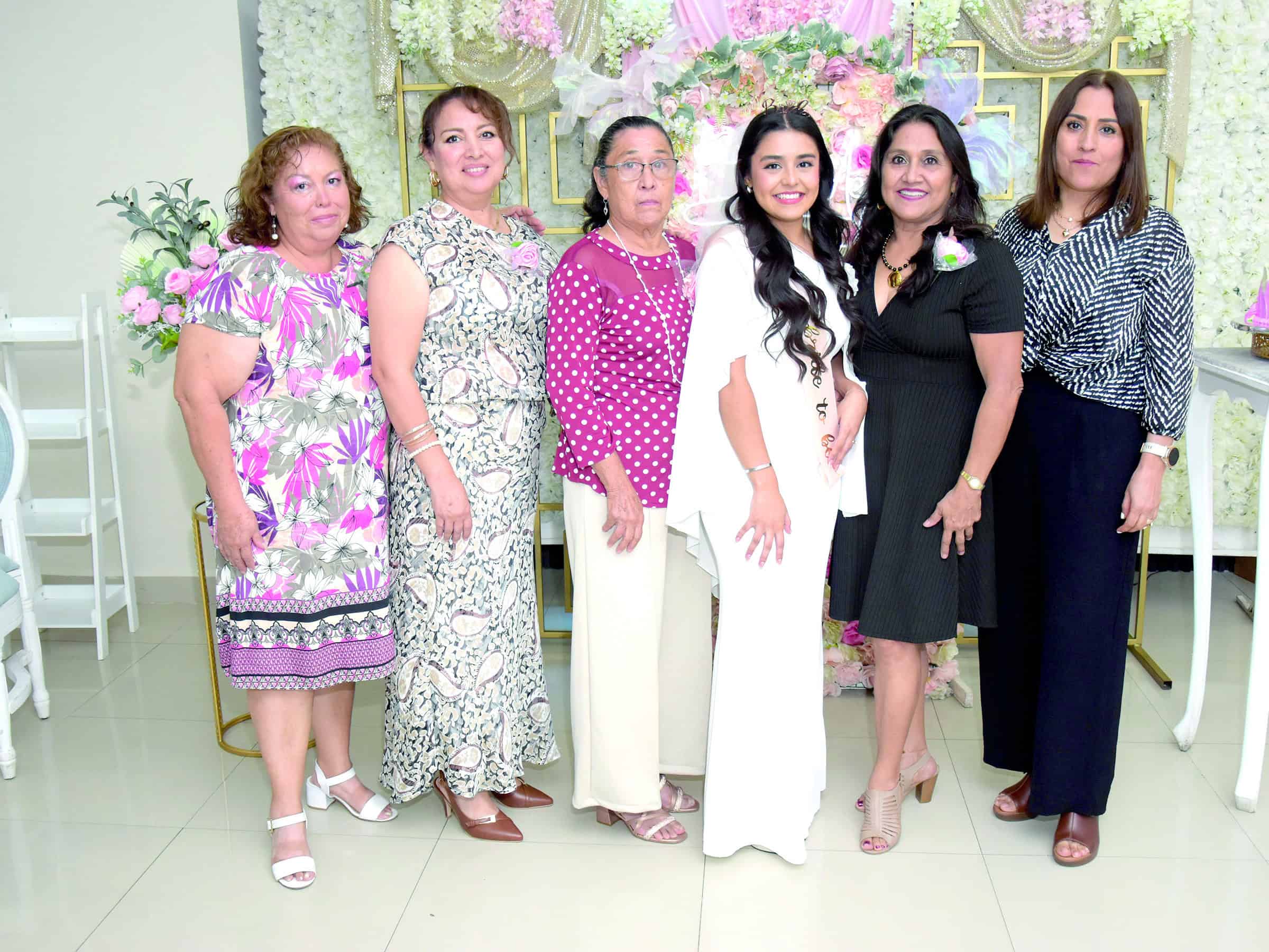 Salma L&oacute;pez celebra su despedida de soltera rodeada de familiares