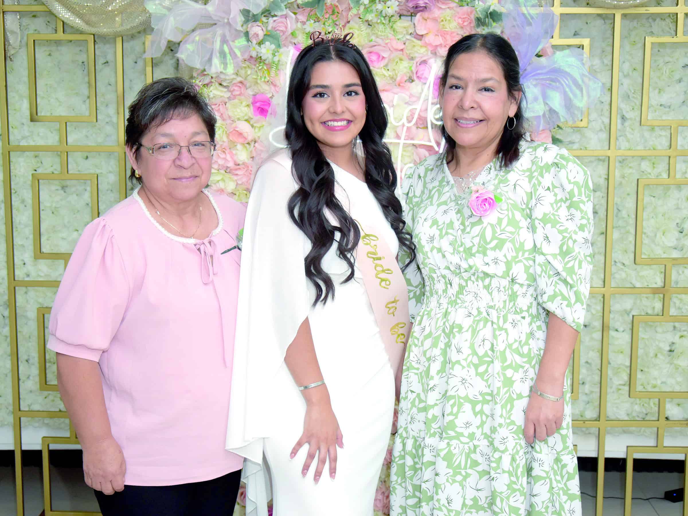 Salma L&oacute;pez celebra su despedida de soltera rodeada de familiares
