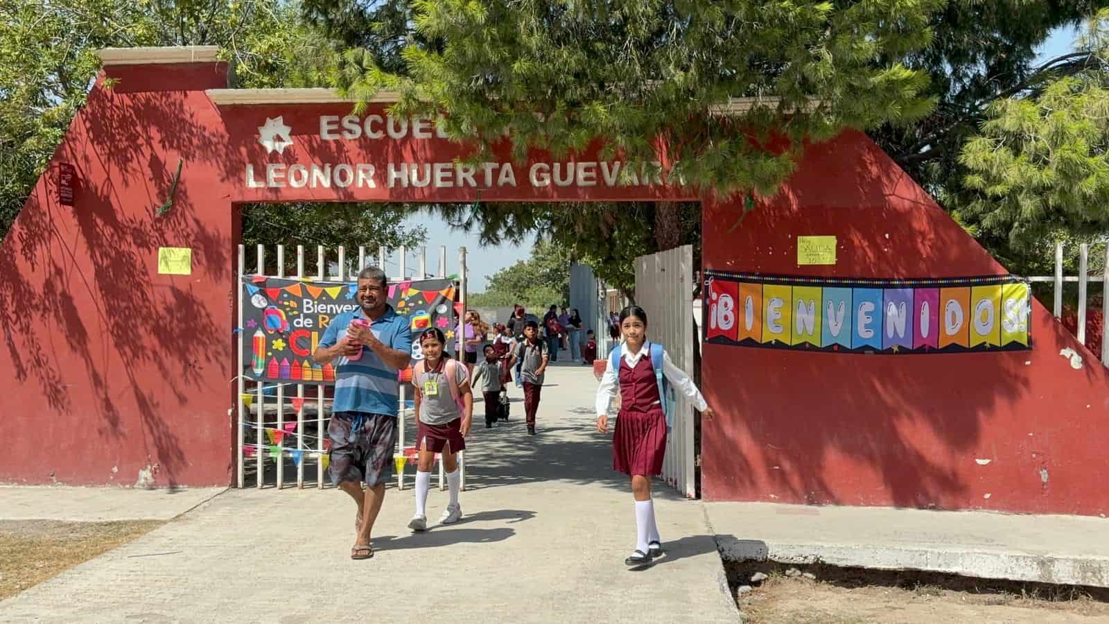 Madres de familia exigen soluci&oacute;n a falta de luz y agua en escuela primaria