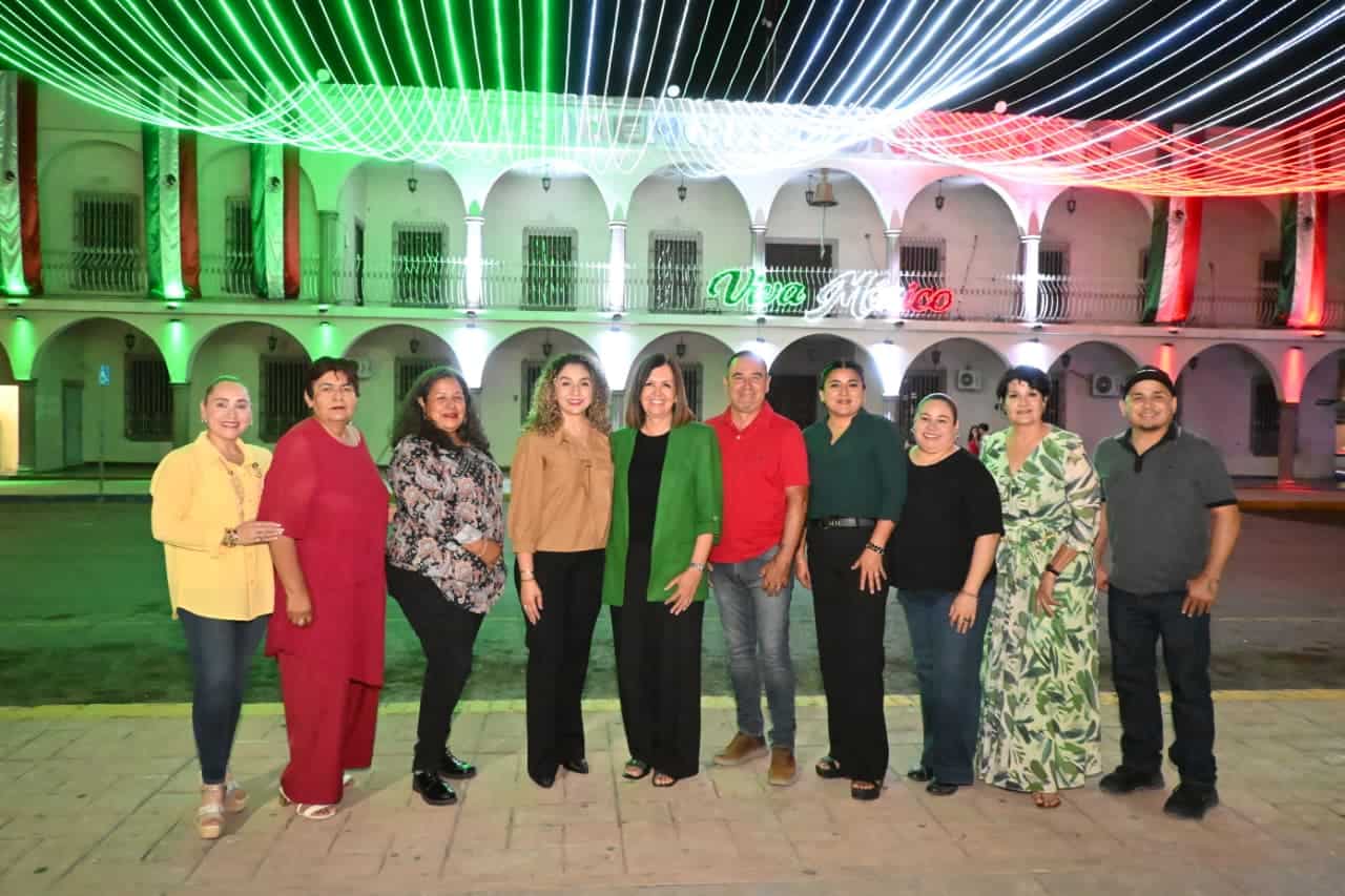 Frontera se ilumina con el encendido de luces patrias