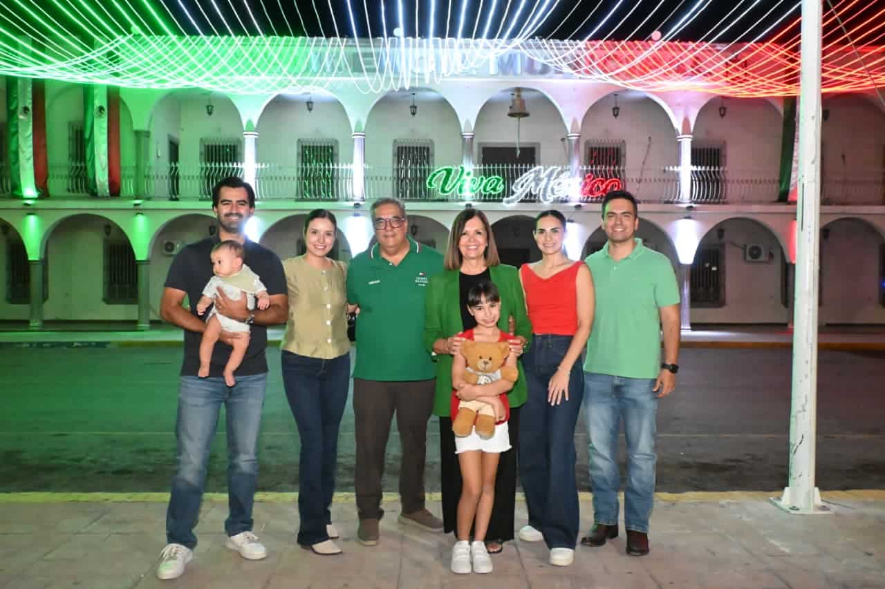 Frontera se ilumina con el encendido de luces patrias