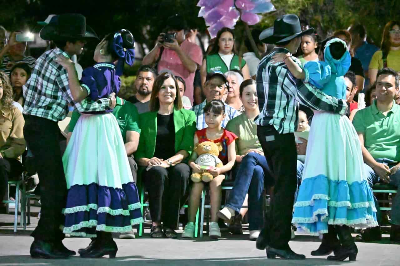 Frontera se ilumina con el encendido de luces patrias