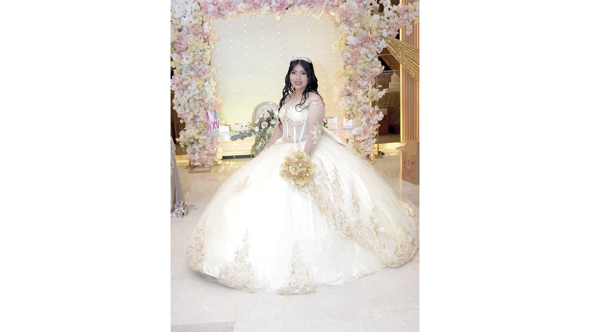 Melanie S&aacute;nchez celebra sus XV a&ntilde;os rodeada de familia