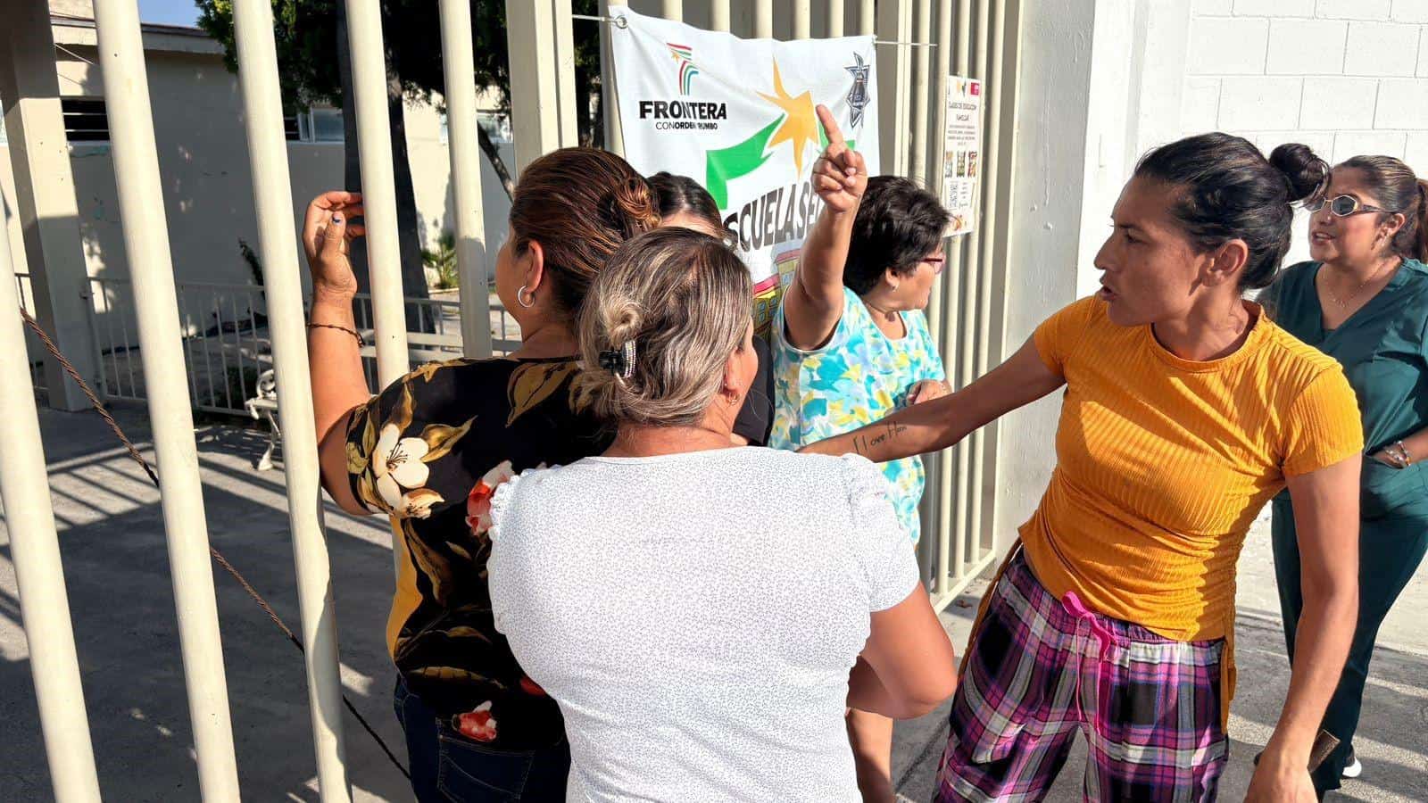 Abren primaria tras conflicto por $73 mil y separan a directora hasta diciembre