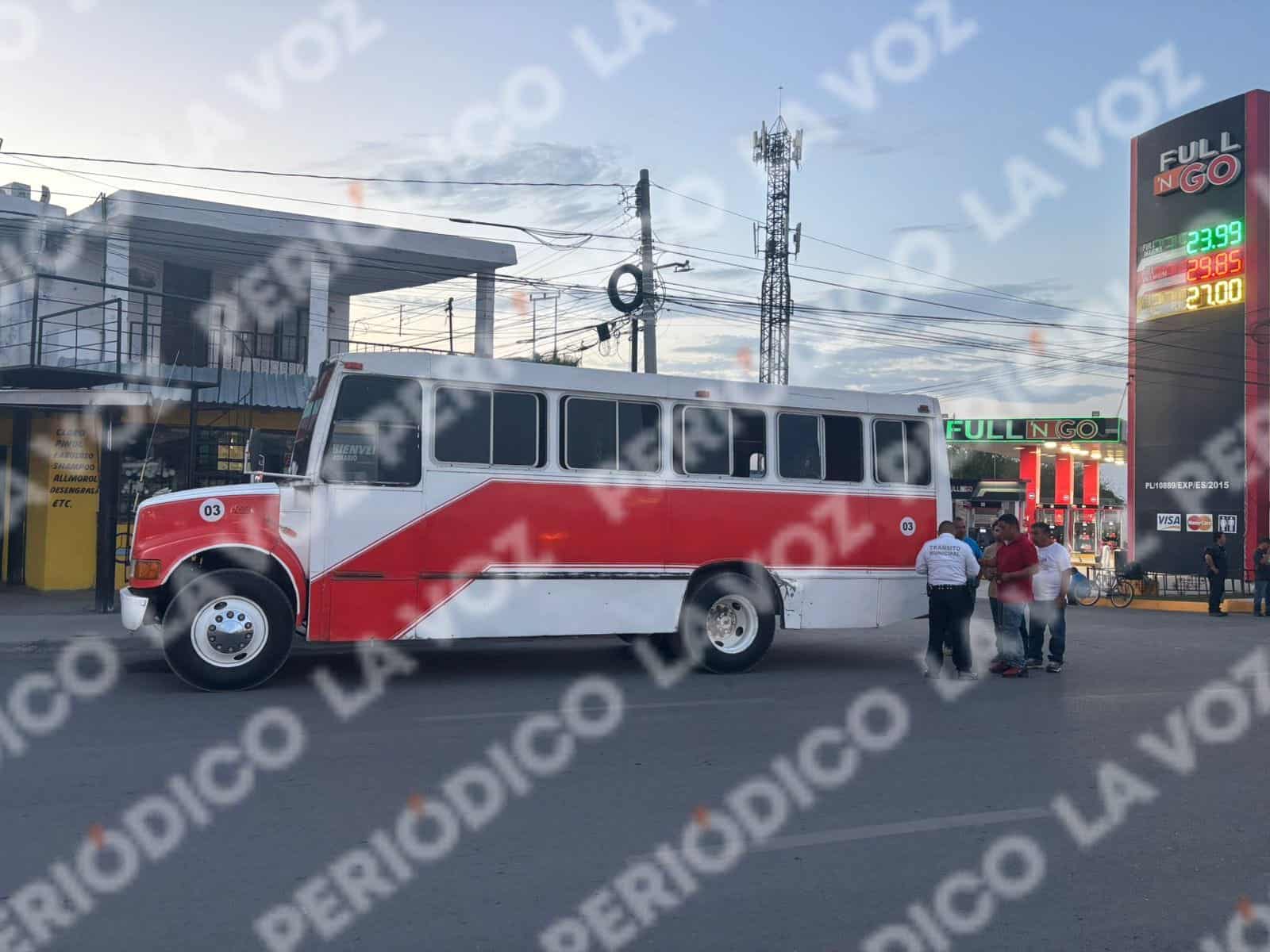 Ignora alto y choca cami&oacute;n con 20 pasajeros