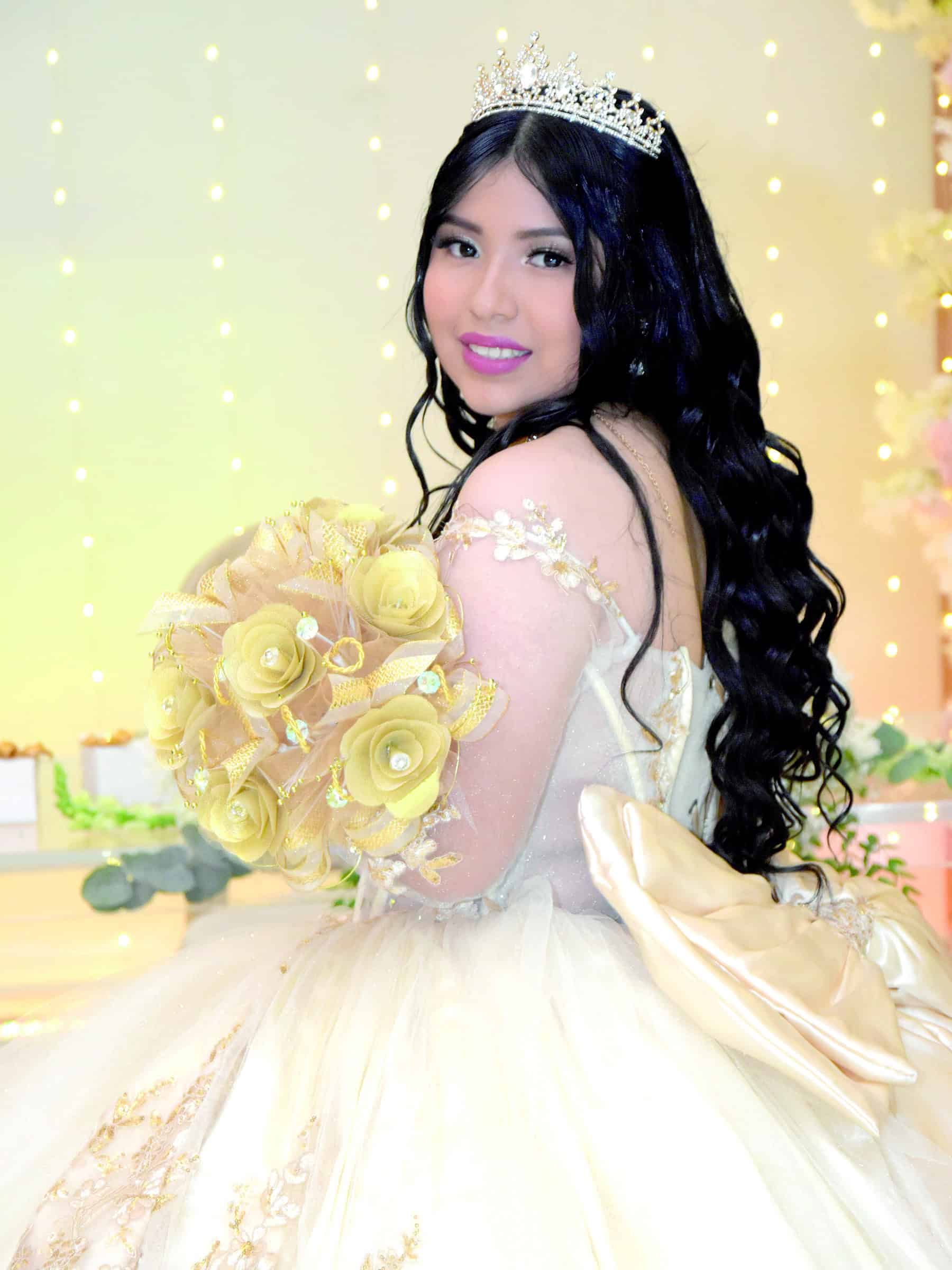 Melanie S&aacute;nchez celebra sus XV a&ntilde;os rodeada de familia