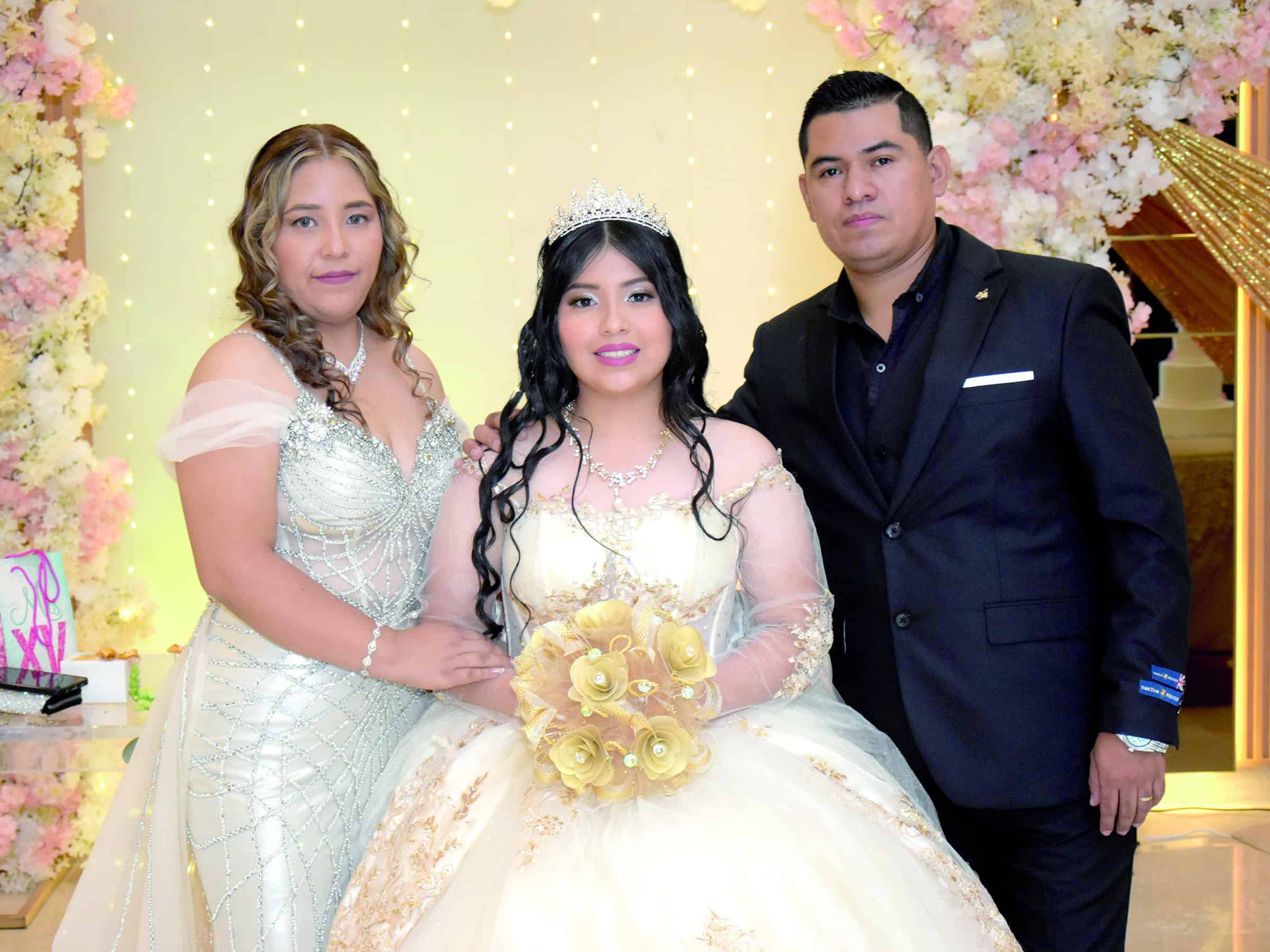 Melanie S&aacute;nchez celebra sus XV a&ntilde;os rodeada de familia