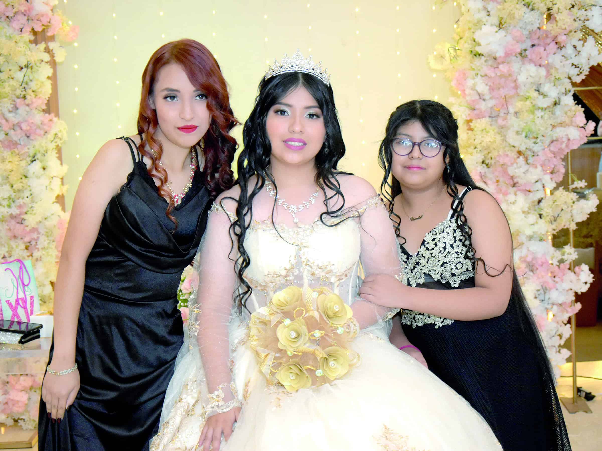 Melanie S&aacute;nchez celebra sus XV a&ntilde;os rodeada de familia
