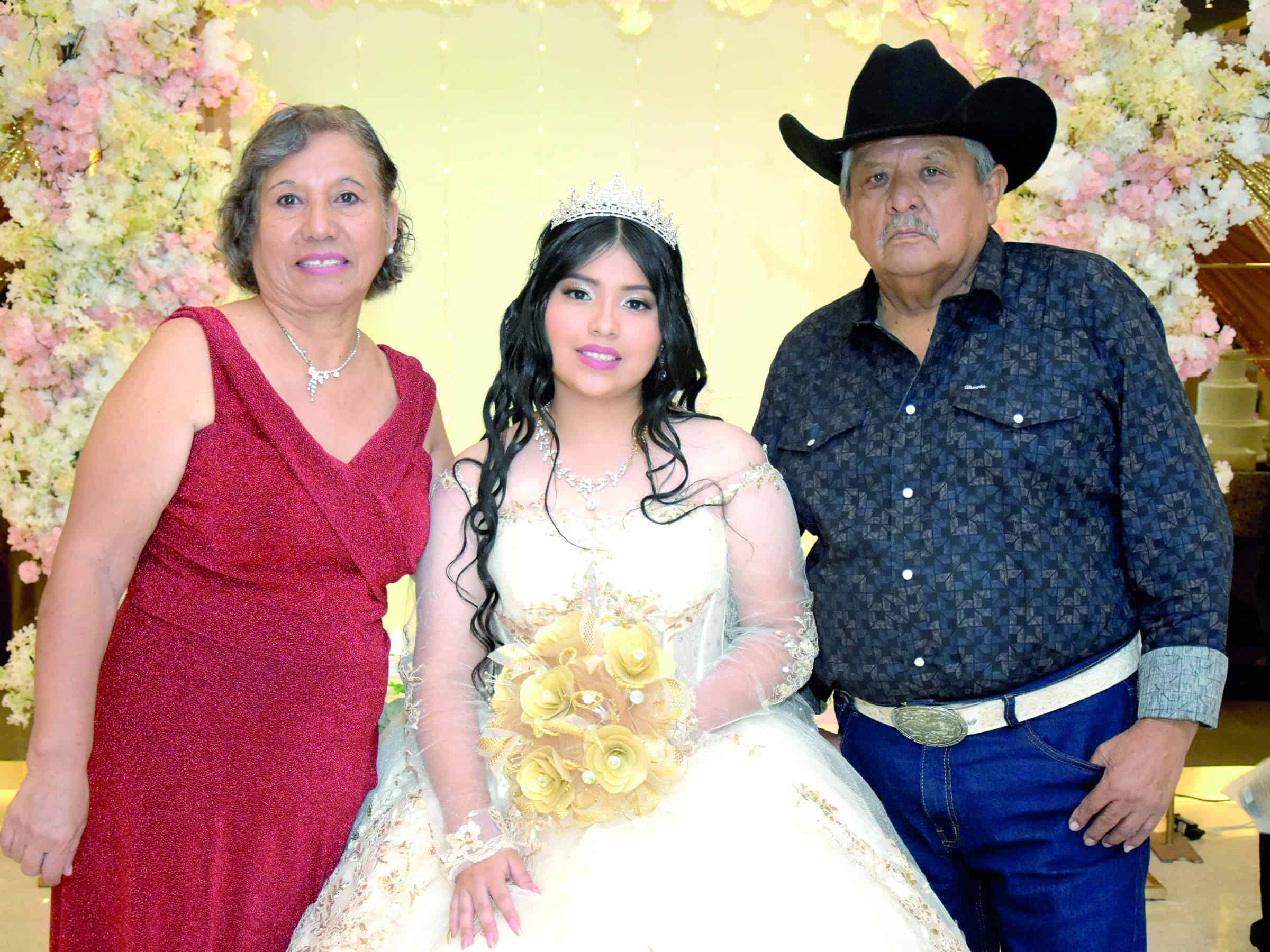 Melanie S&aacute;nchez celebra sus XV a&ntilde;os rodeada de familia