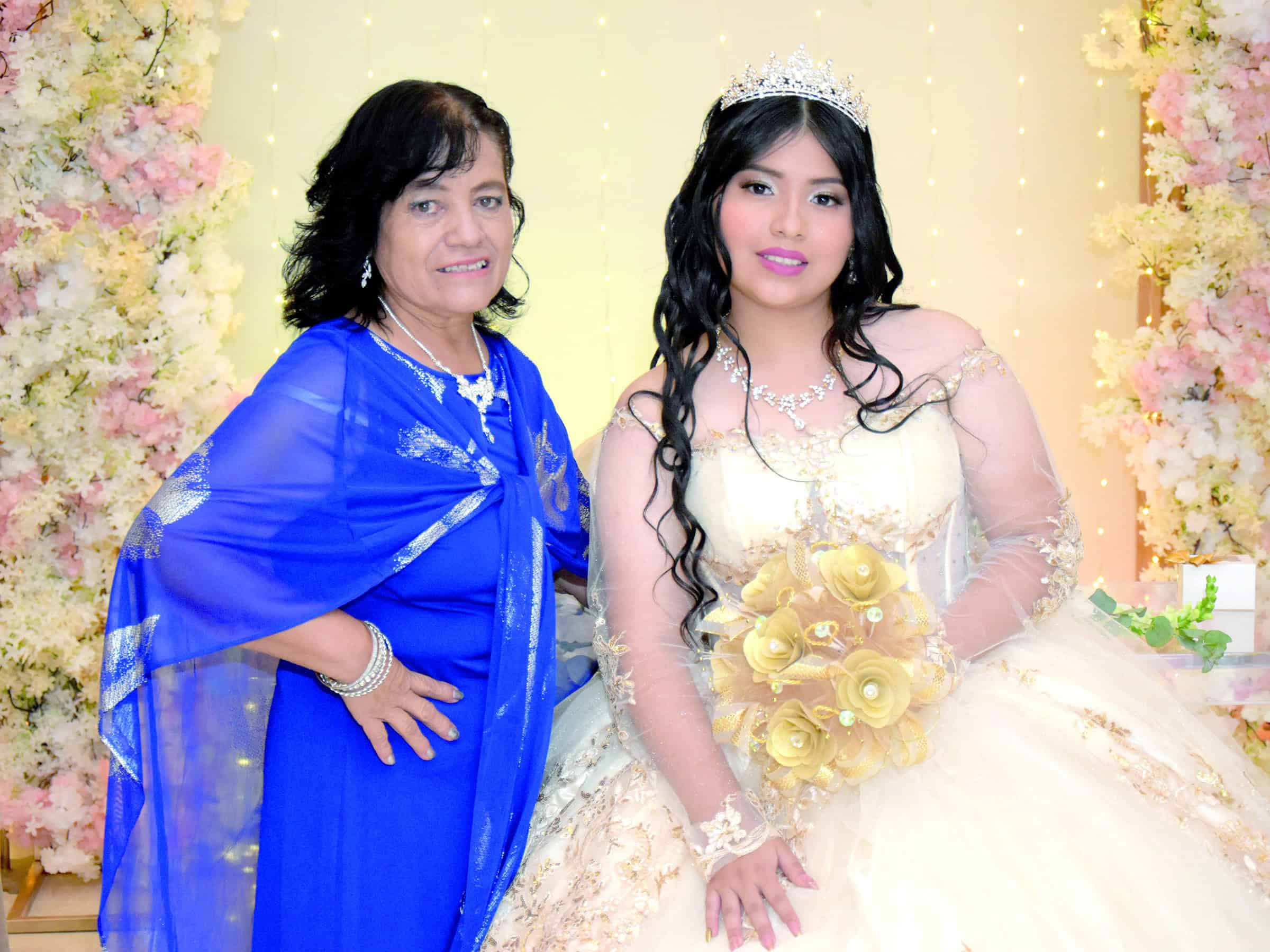 Melanie S&aacute;nchez celebra sus XV a&ntilde;os rodeada de familia