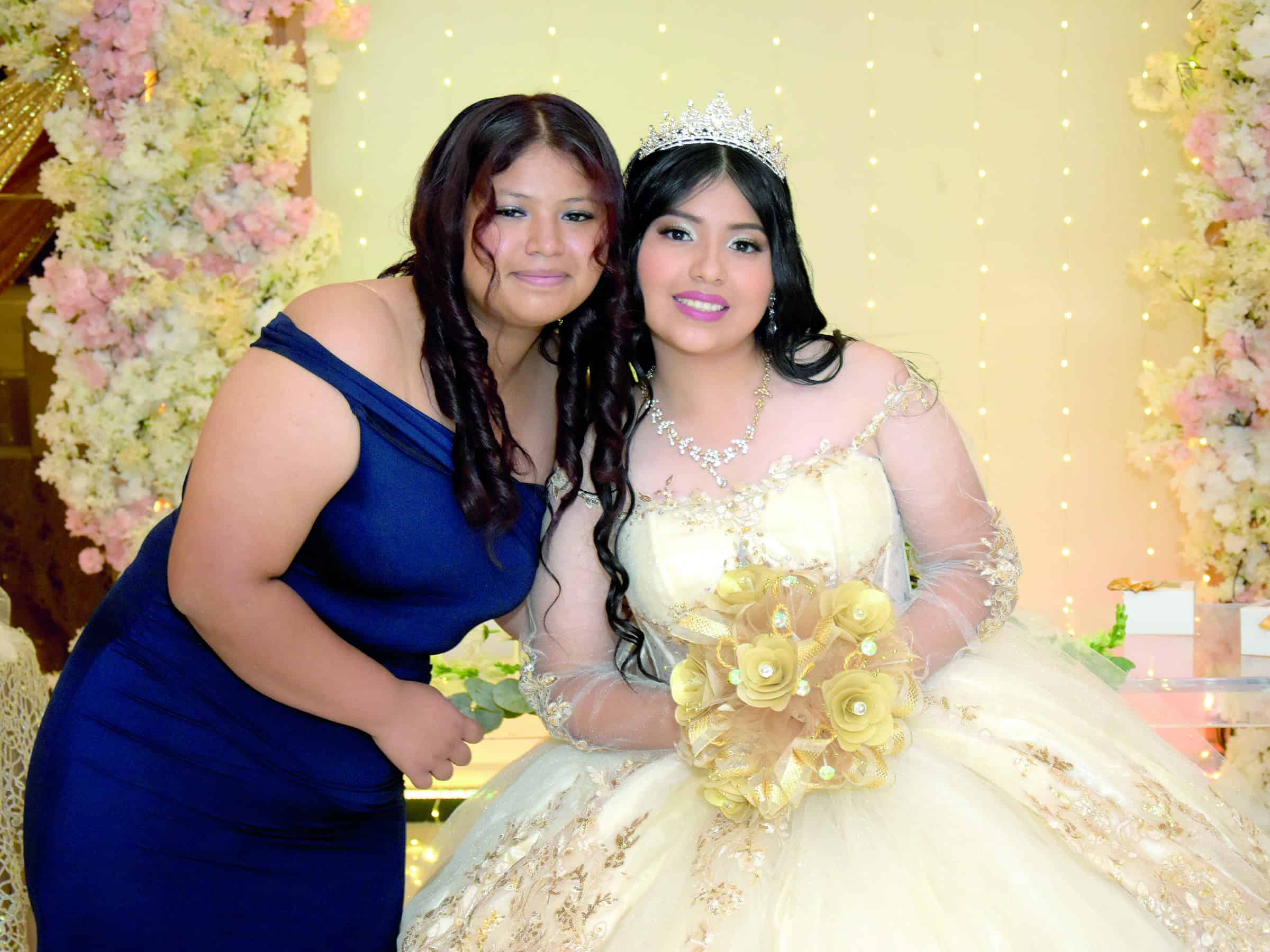 Melanie S&aacute;nchez celebra sus XV a&ntilde;os rodeada de familia