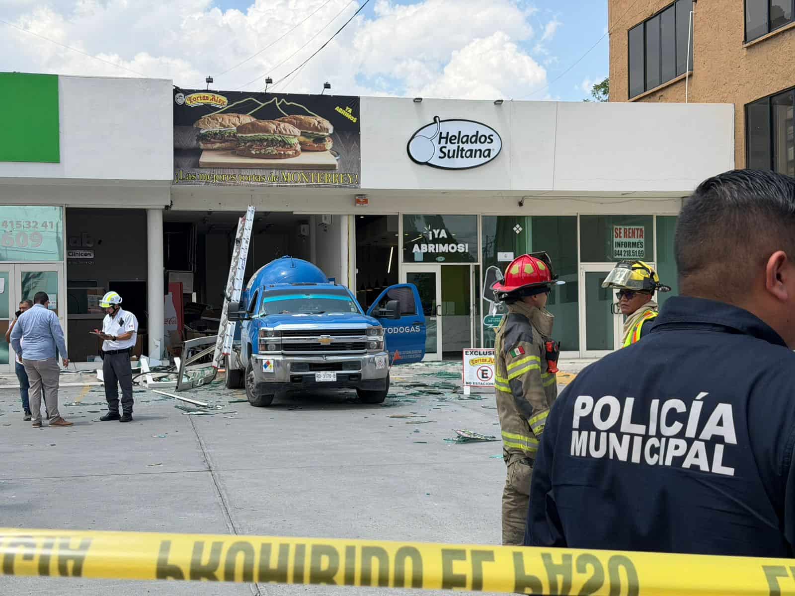 Bomberos y cuerpos de emergencia atendieron la explosión ocurrida en "Tortas Alex", en la colonia República.