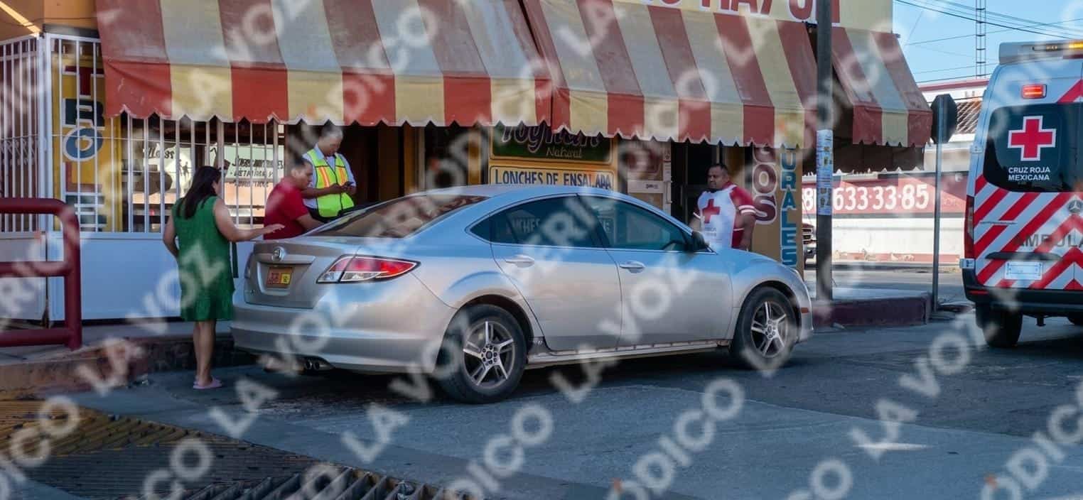 Jovencita se lesiona al caer en rejilla