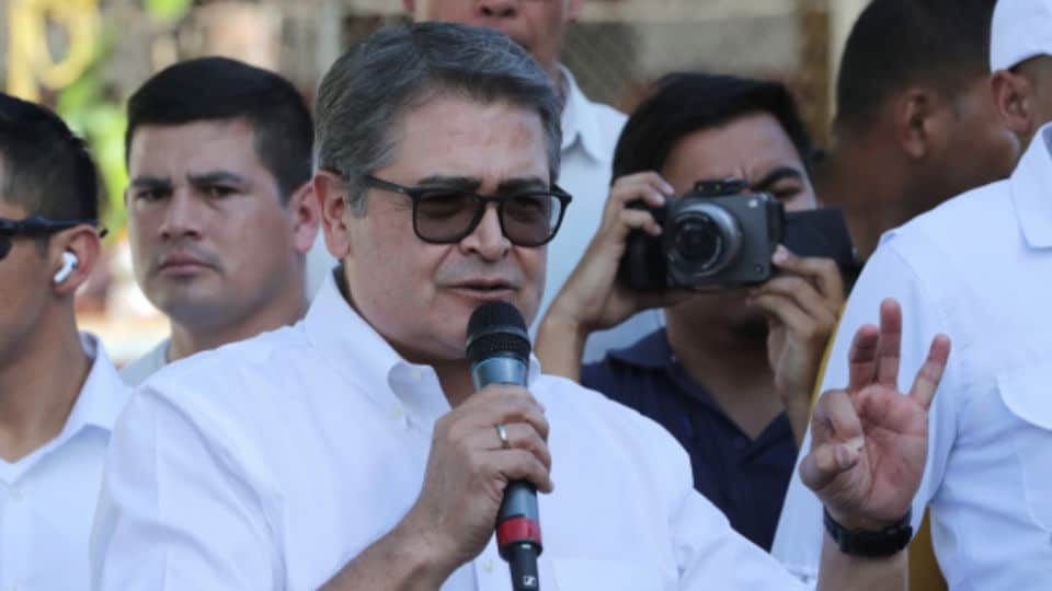 Juan Orlando Hern&aacute;ndez queda libre tras sobreseimiento en Tegucigalpa