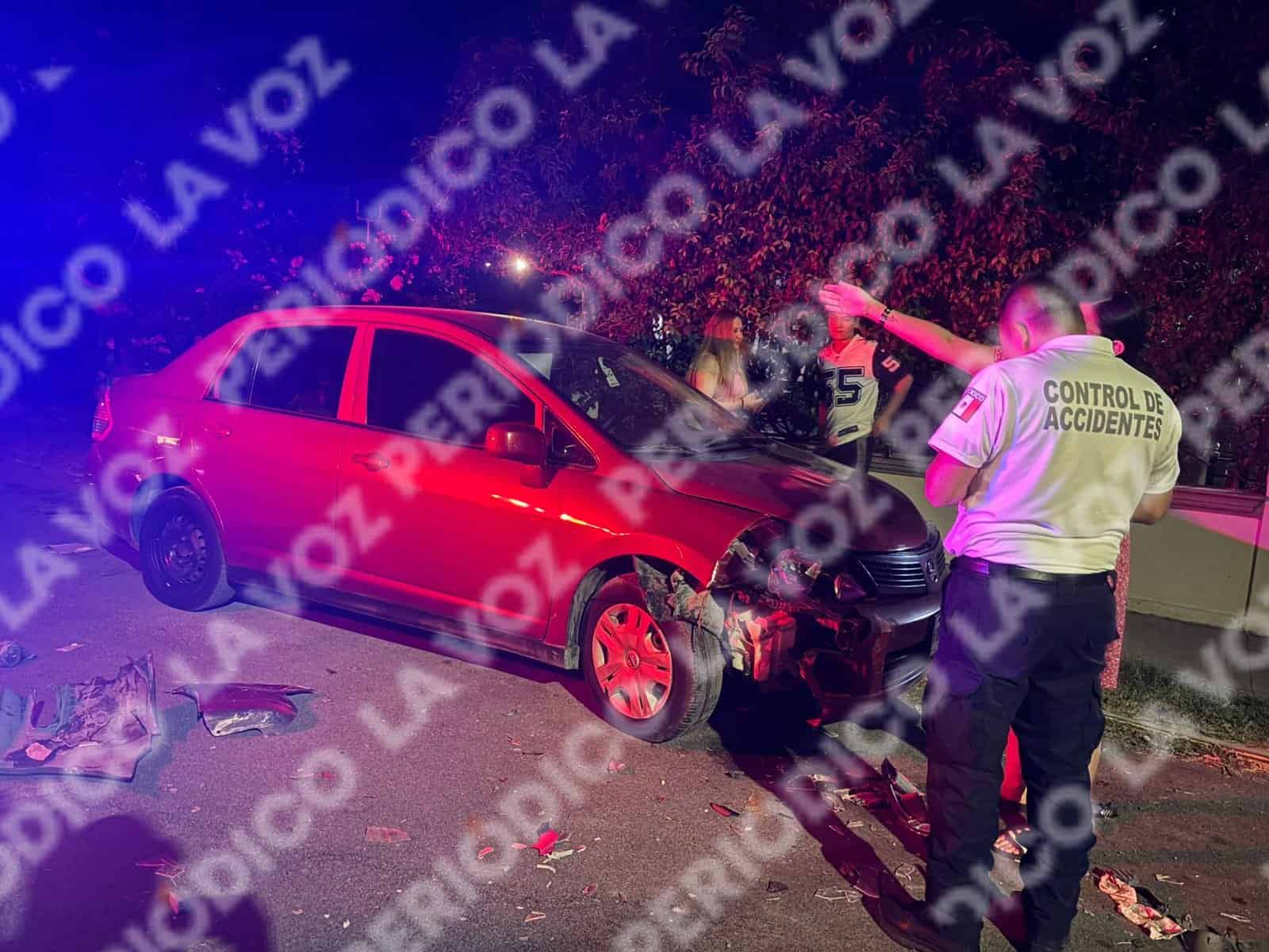 Choca auto estacionado y escapa del lugar