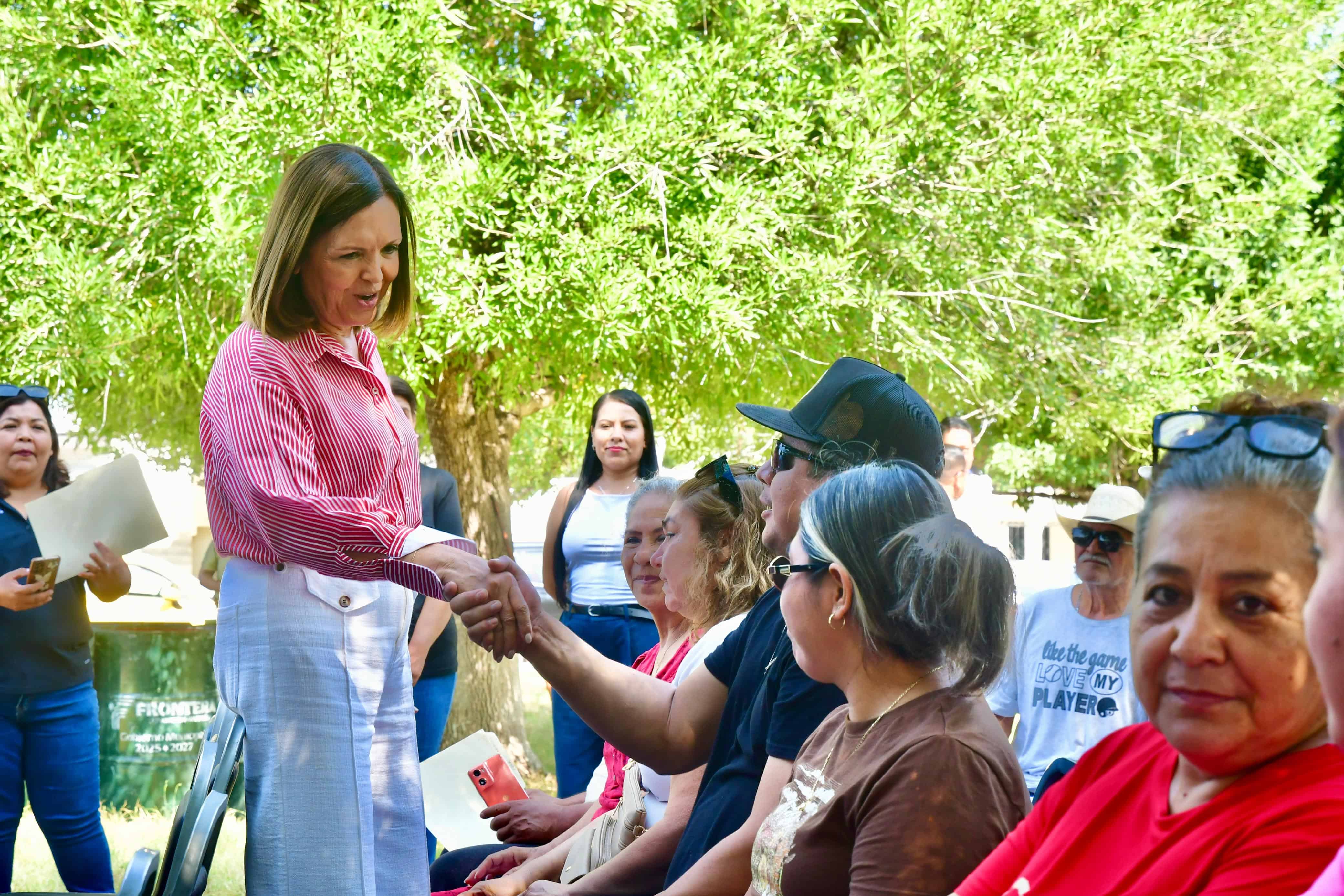 Sari Pérez Cantú entrega tambos de basura a familias en Frontera