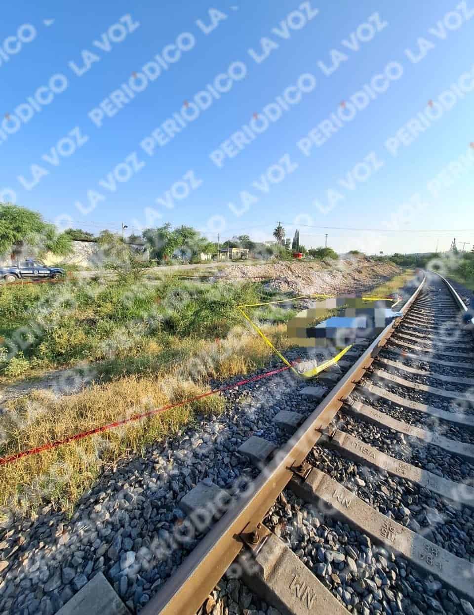 Elementos de emergencia y autoridades acudieron al lugar donde un hombre fue localizado sin vida junto a las vías del tren.