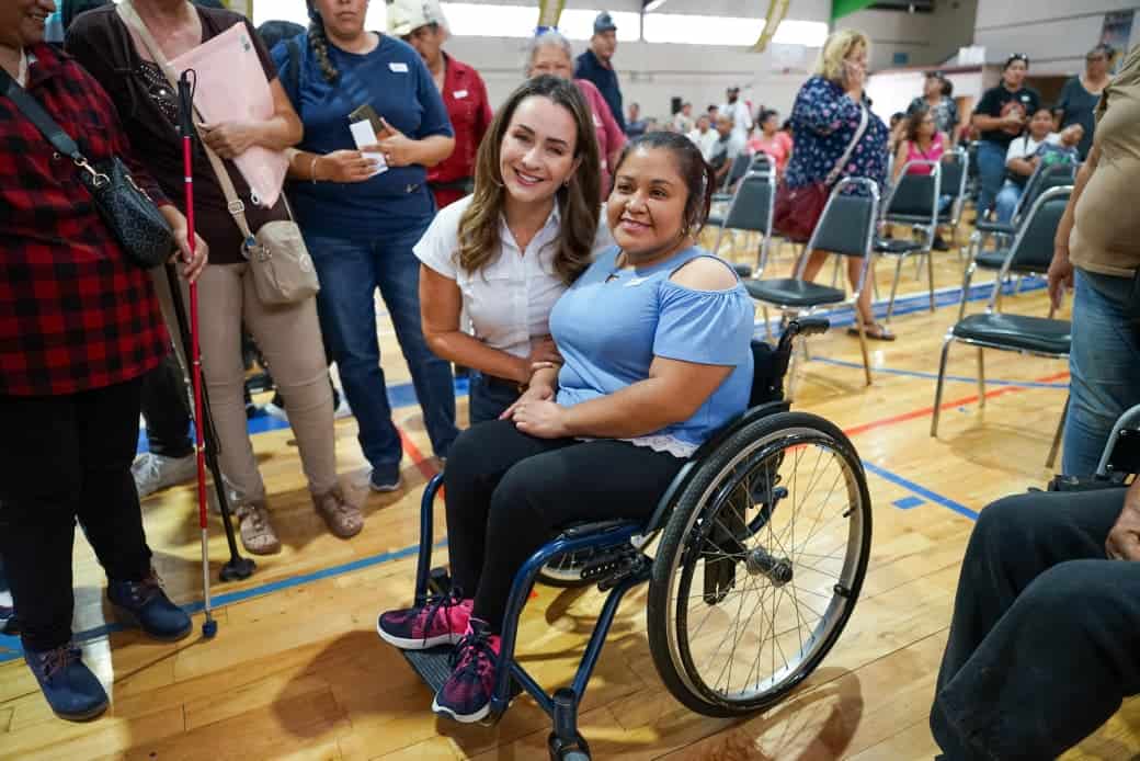 Luly L&oacute;pez Naranjo entrega apoyos a personas con discapacidad en Saltillo