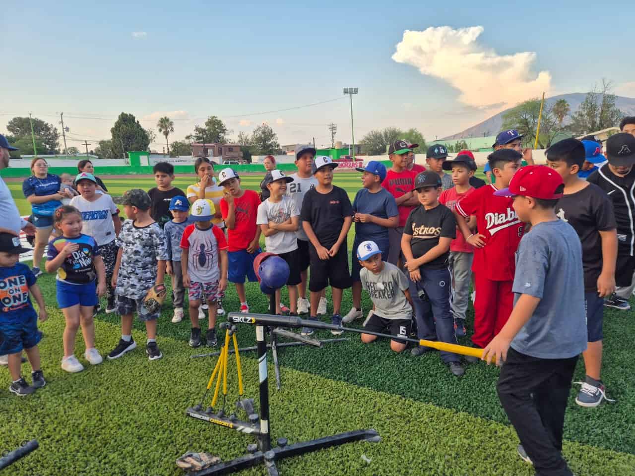 Yesica Sifuentes entrega equipo deportivo a la Academia de Béisbol en Castaños