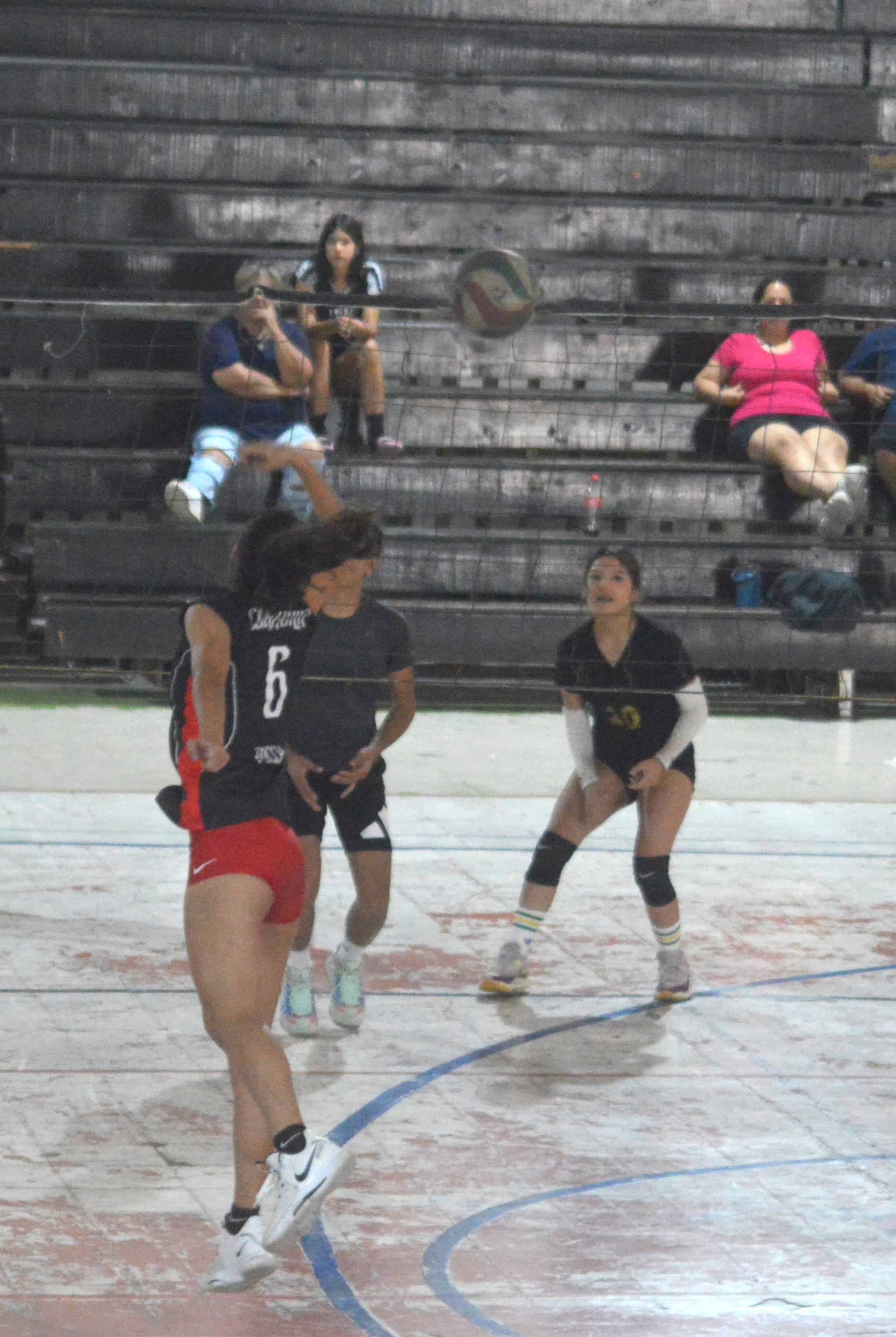 Panteras vencen a Leonas en la Liga de Voleibol Rangelitos