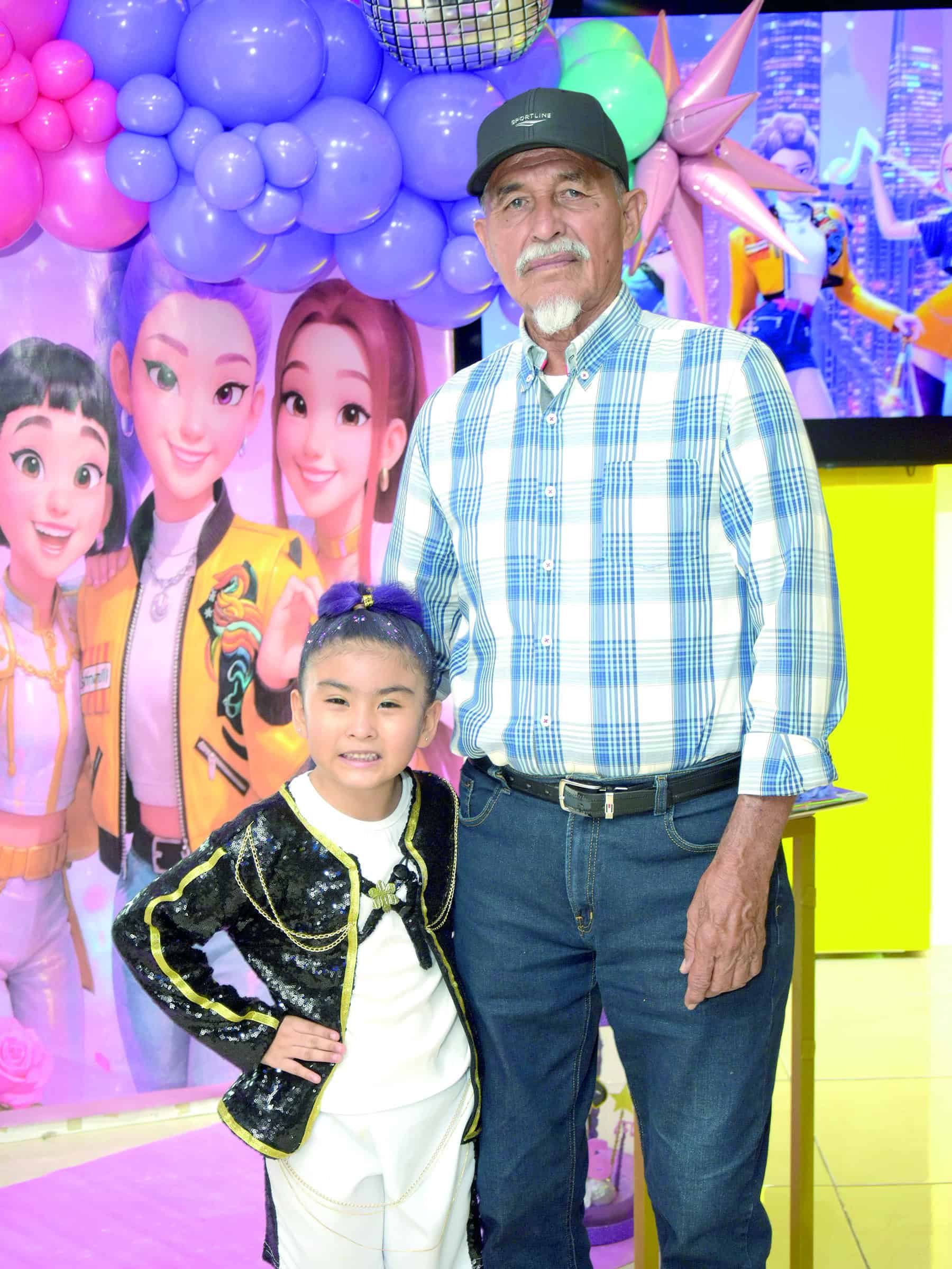 Familia y amigos acompa&ntilde;an a Danna Luc&iacute;a Mazat&aacute;n en su cumplea&ntilde;os