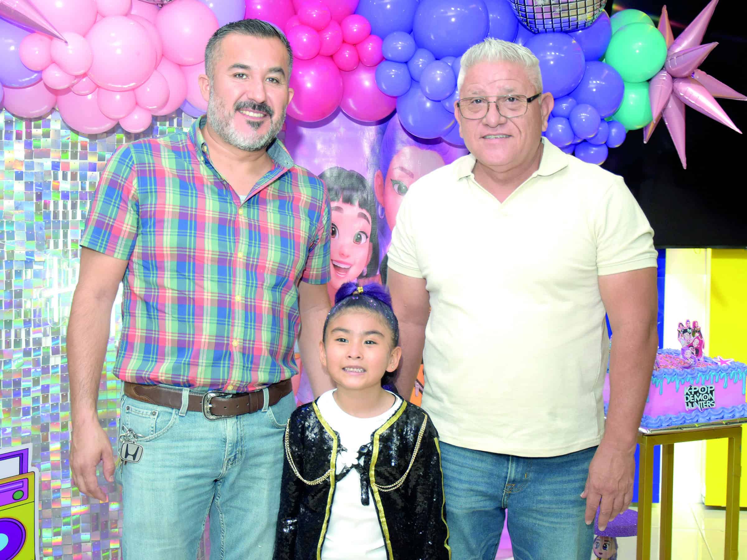 Familia y amigos acompa&ntilde;an a Danna Luc&iacute;a Mazat&aacute;n en su cumplea&ntilde;os